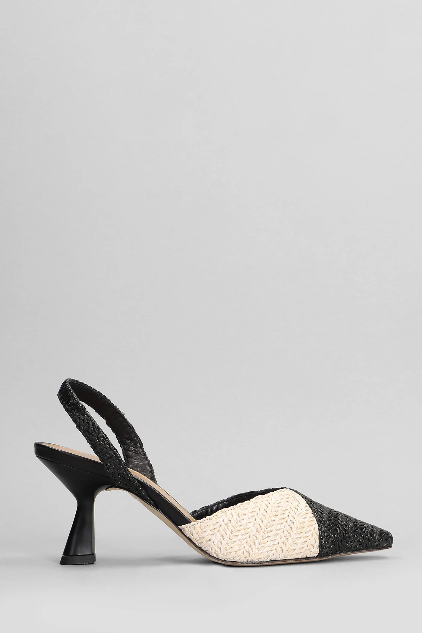Pumps in black leather
