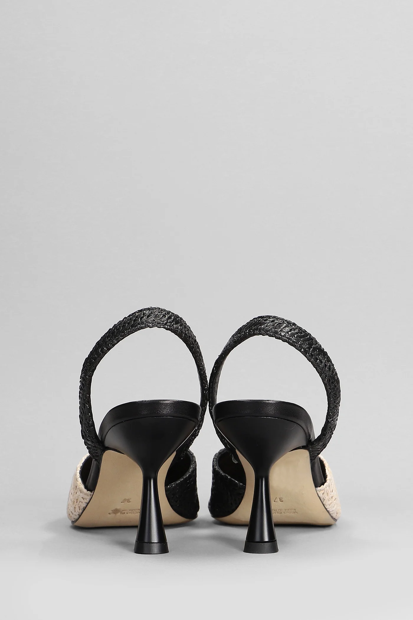 Pumps in black leather - Image 4