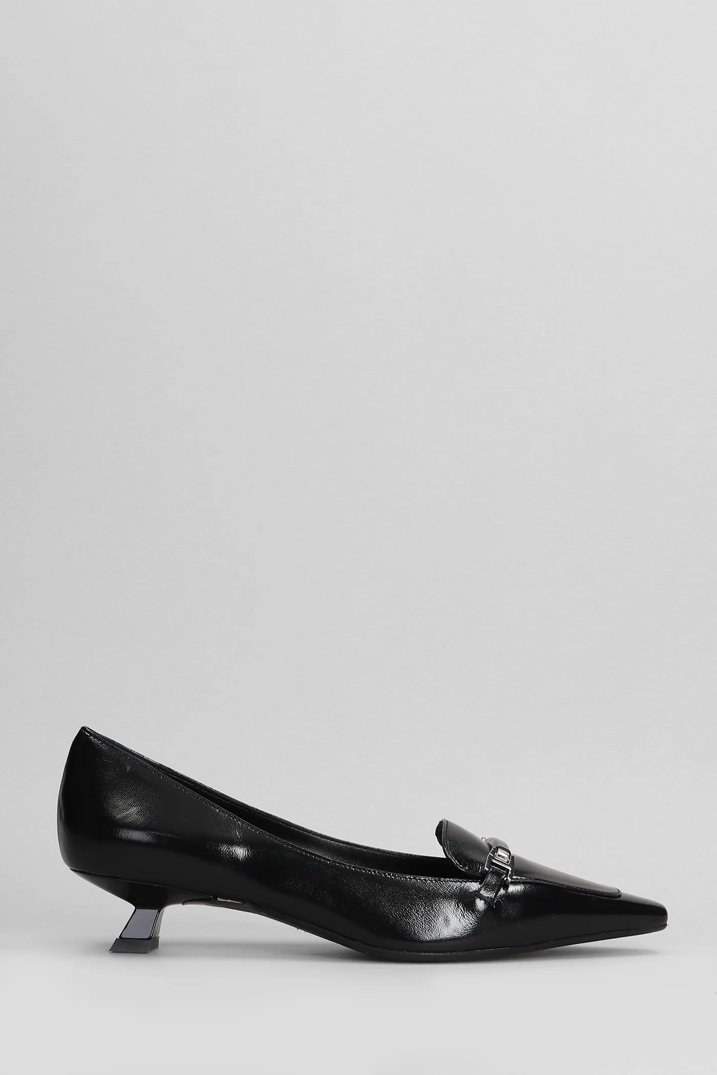 Pumps in black leather