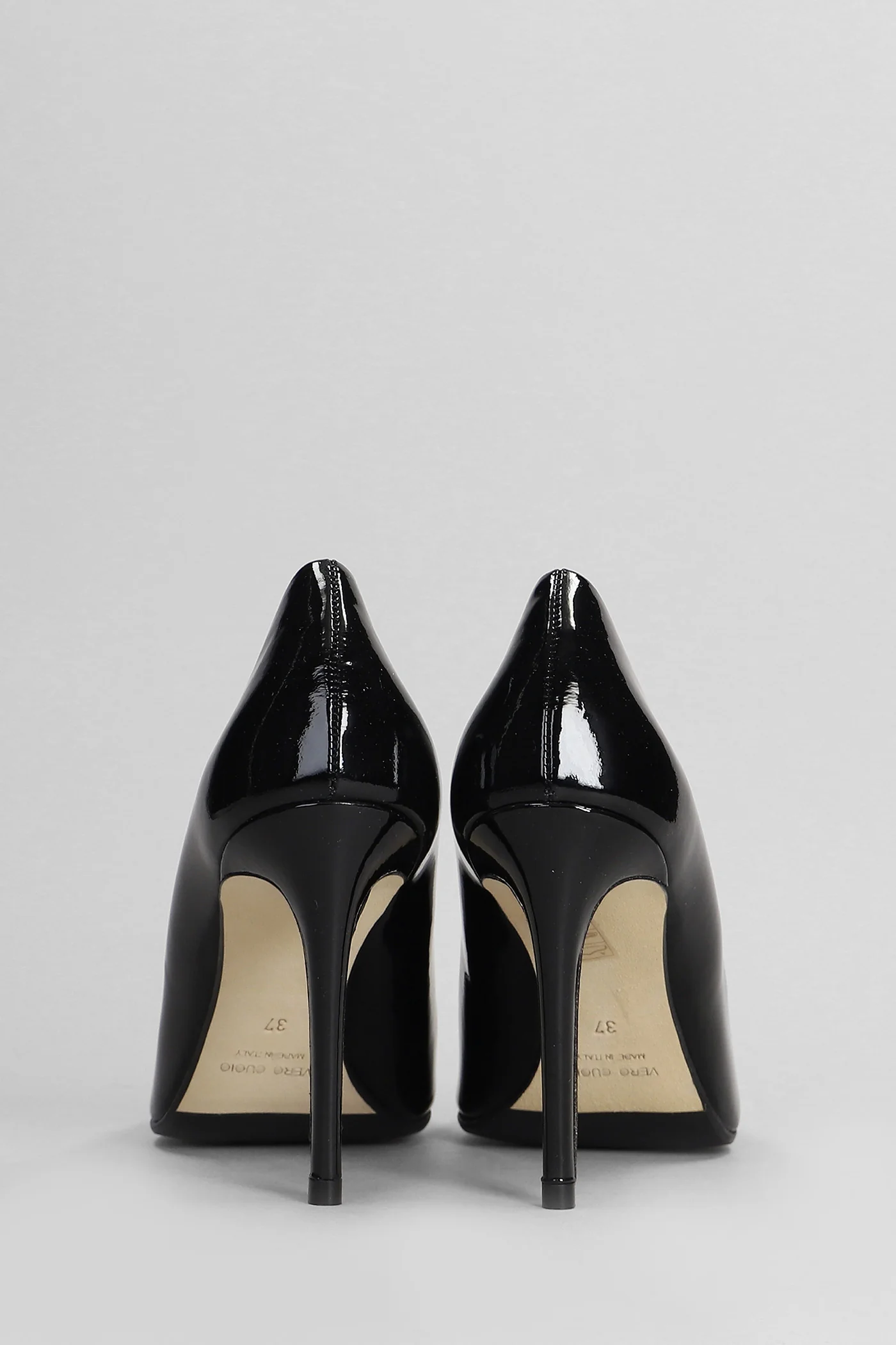 Pumps in black patent leather - Image 4