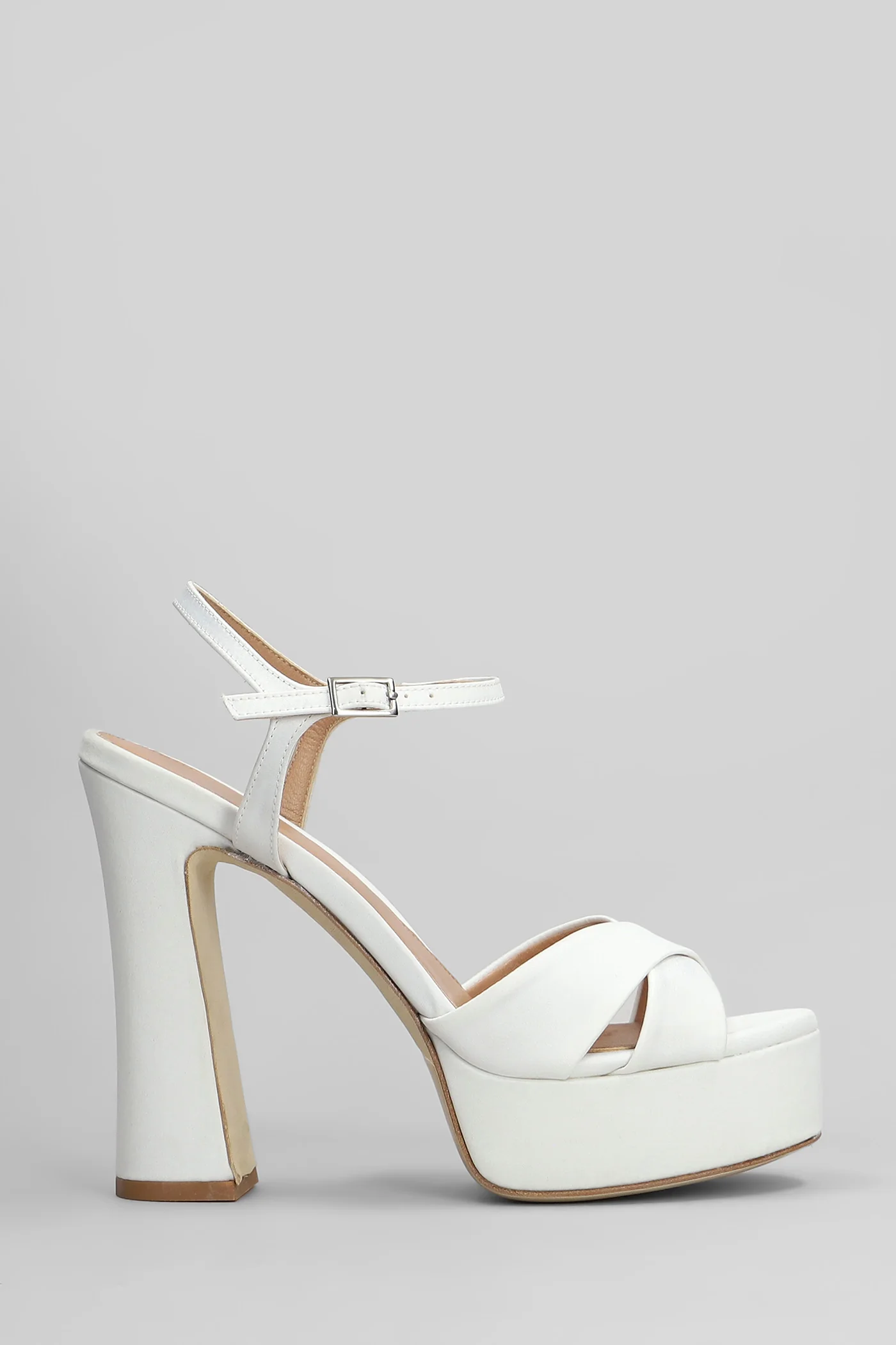 Sandals in white satin