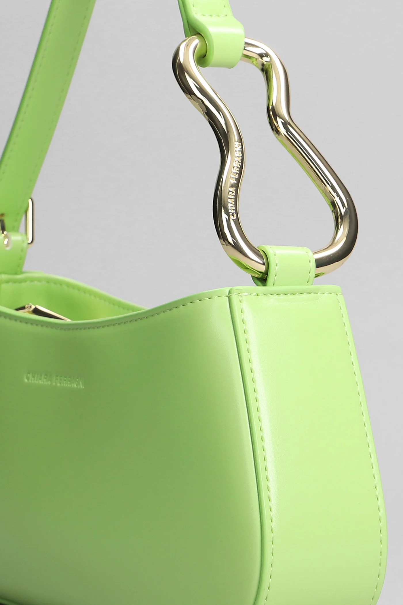 Shoulder bag in green faux leather - Image 4