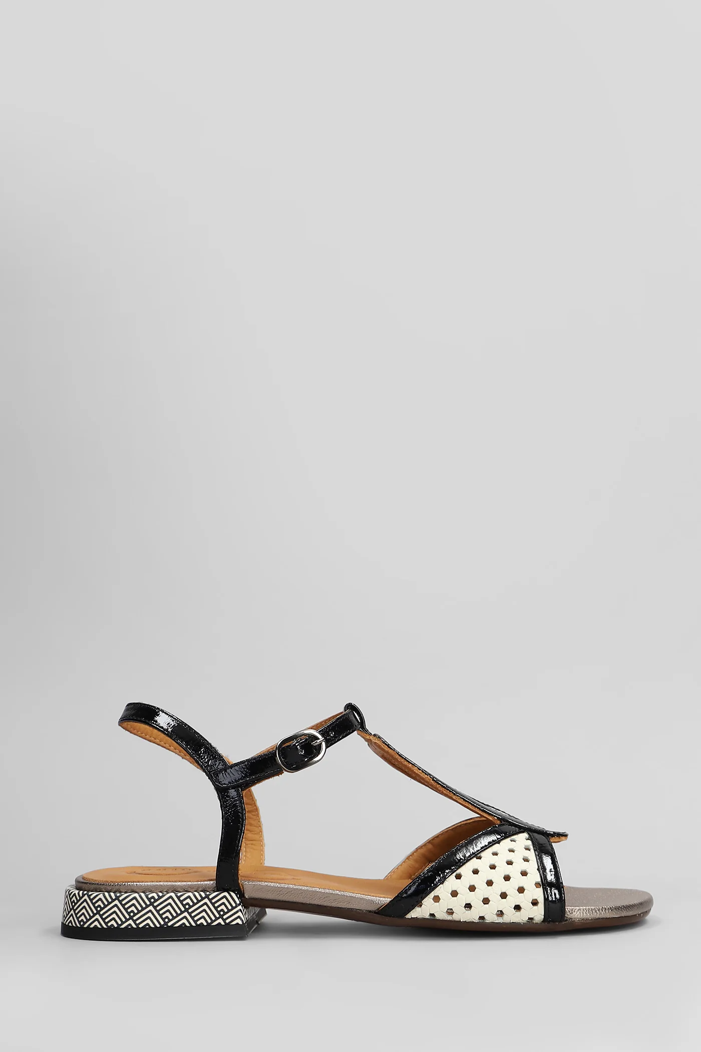 Flats in black leather