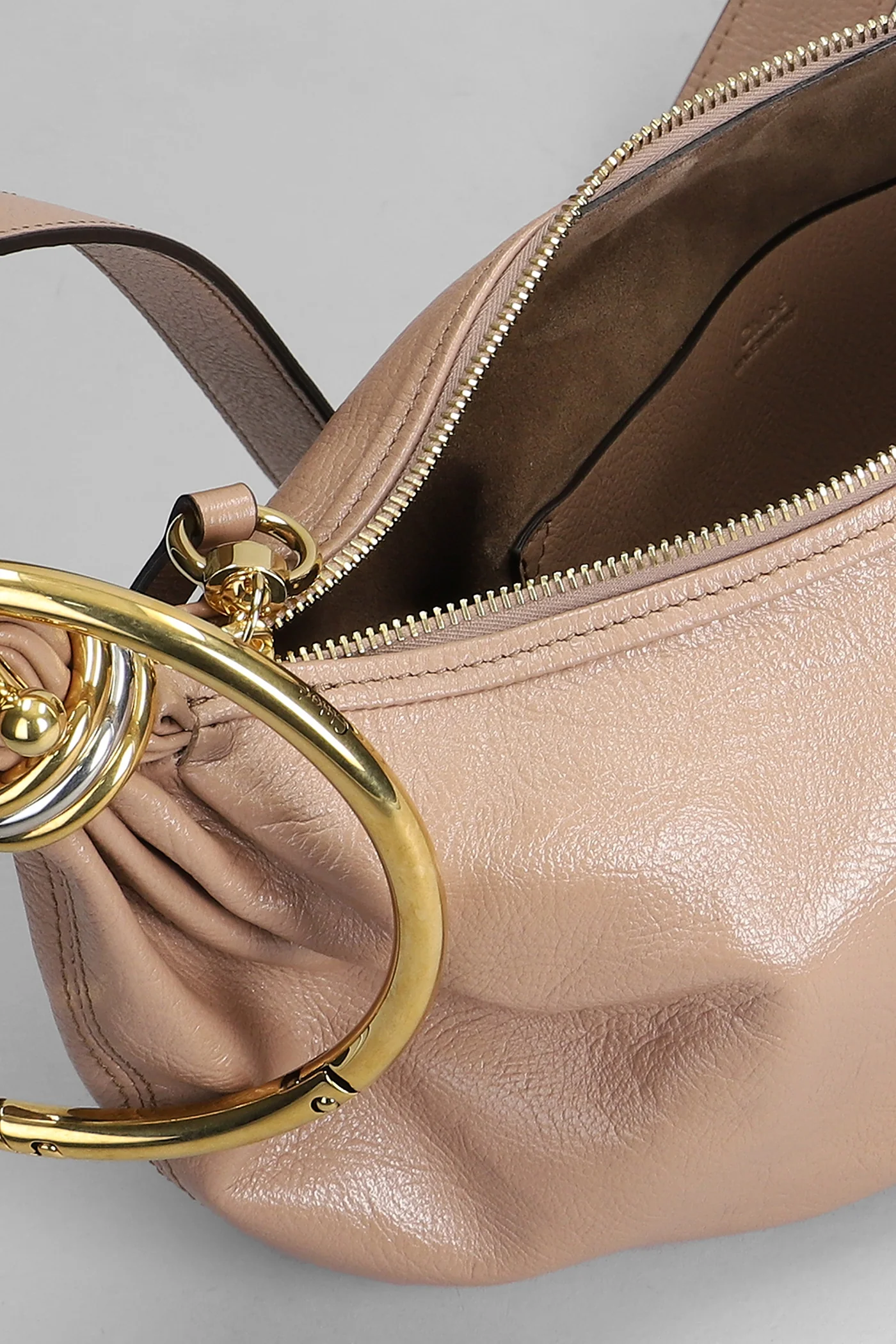 Bracelet bag Hand bag in powder leather - Image 4
