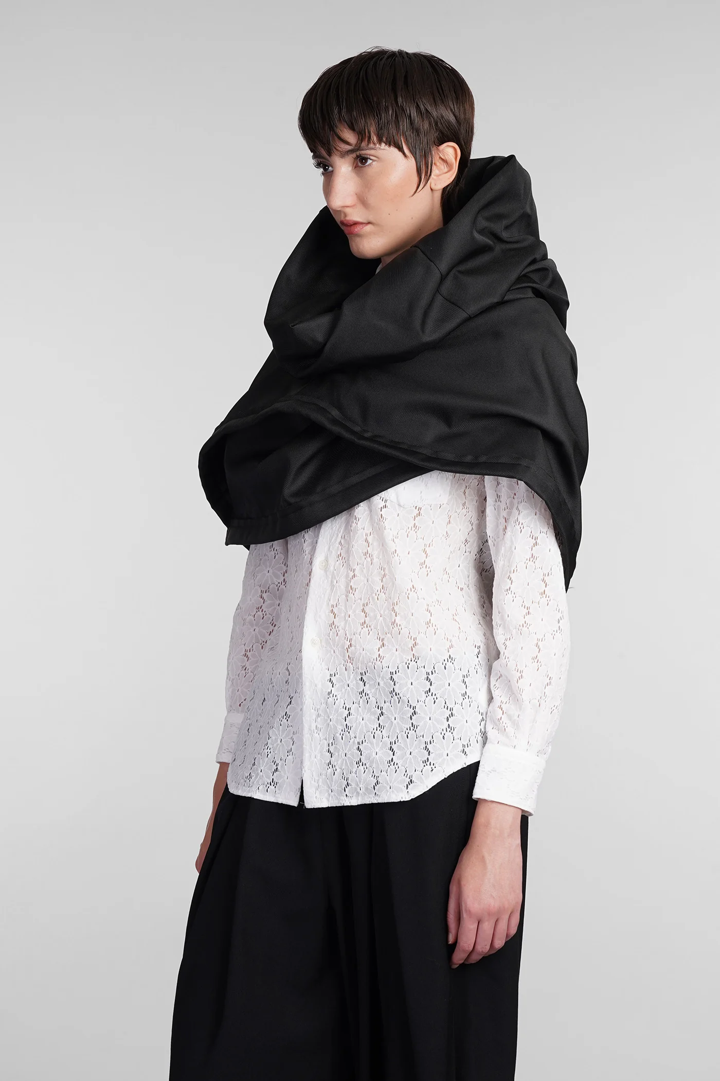 Shrug in black polyester - Image 4