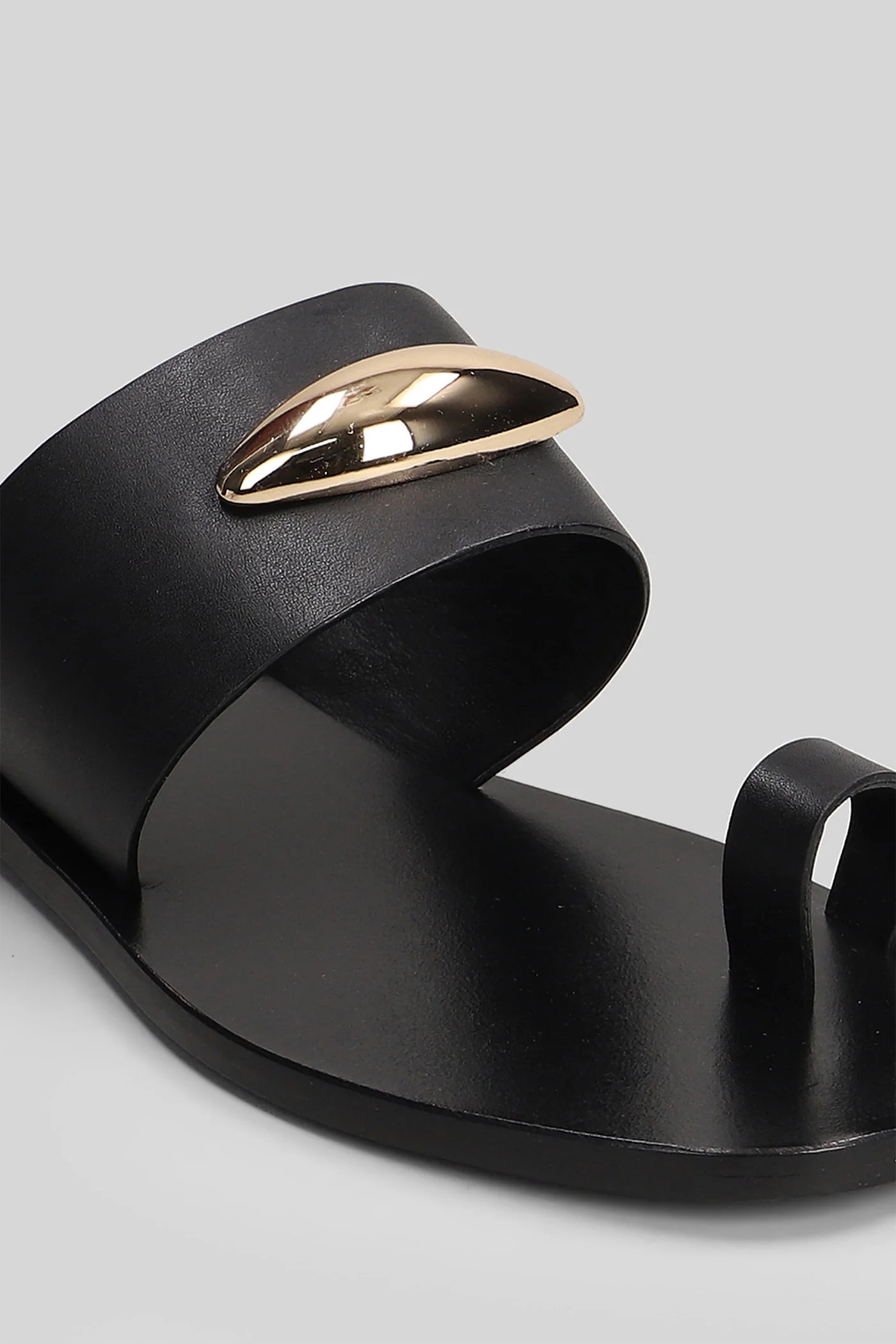 Flat sandal-slipper in black leather - Image 5
