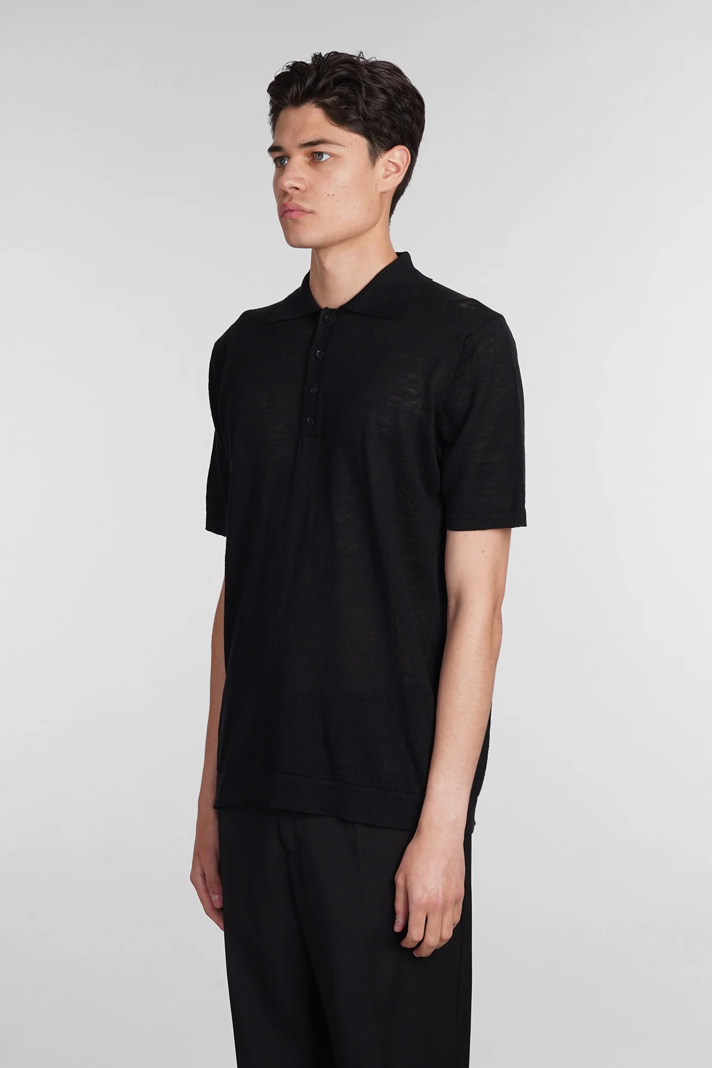 Putri Polo in black linen - Image 4