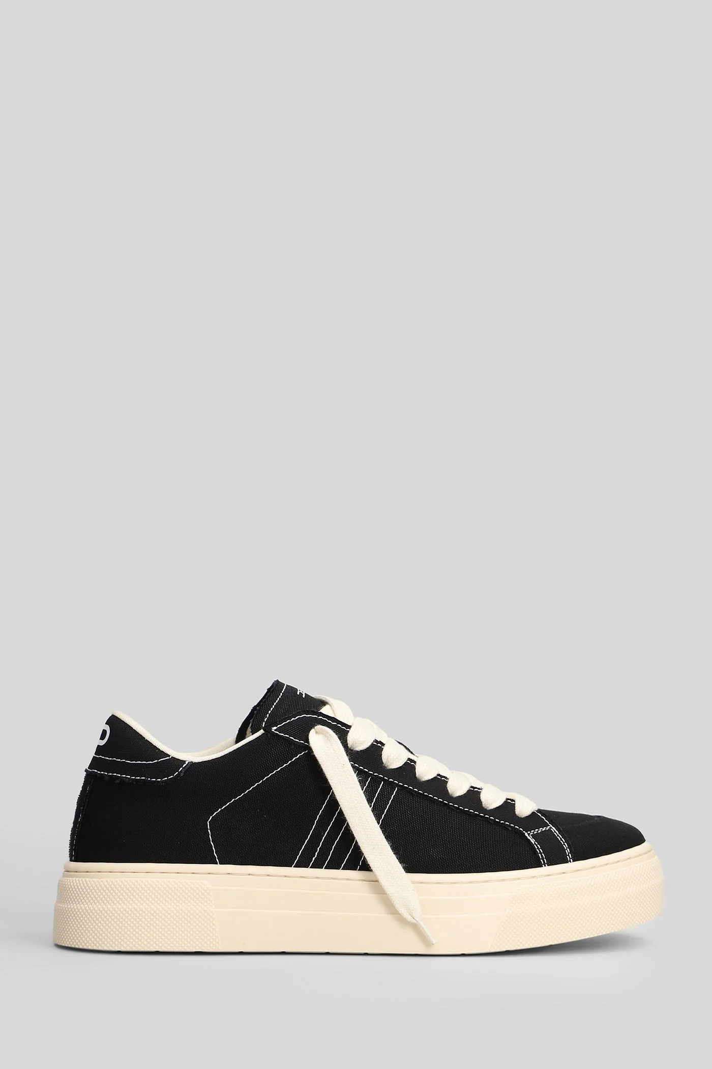 Sneakers in black canvas