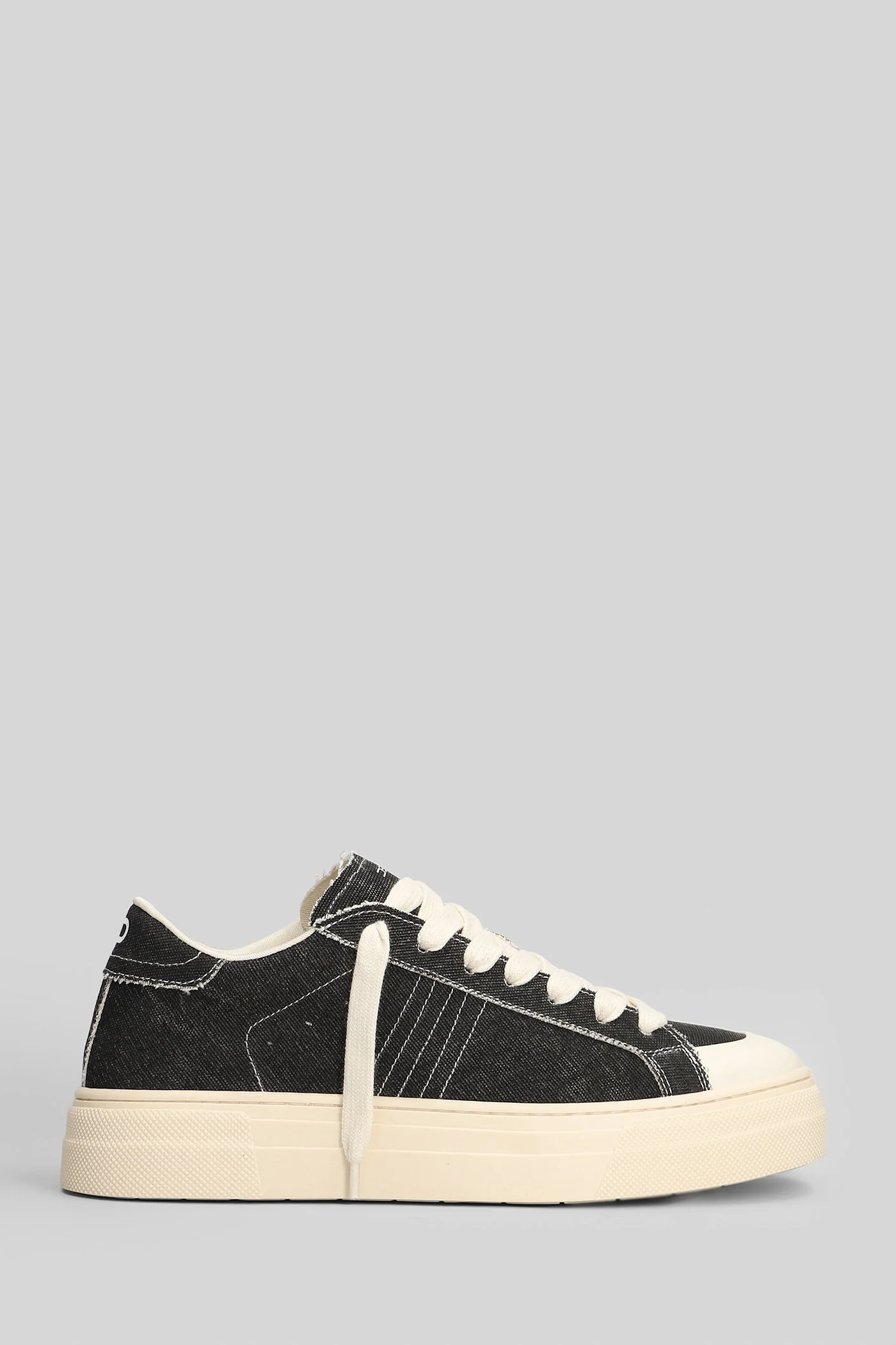 Sneakers in black canvas