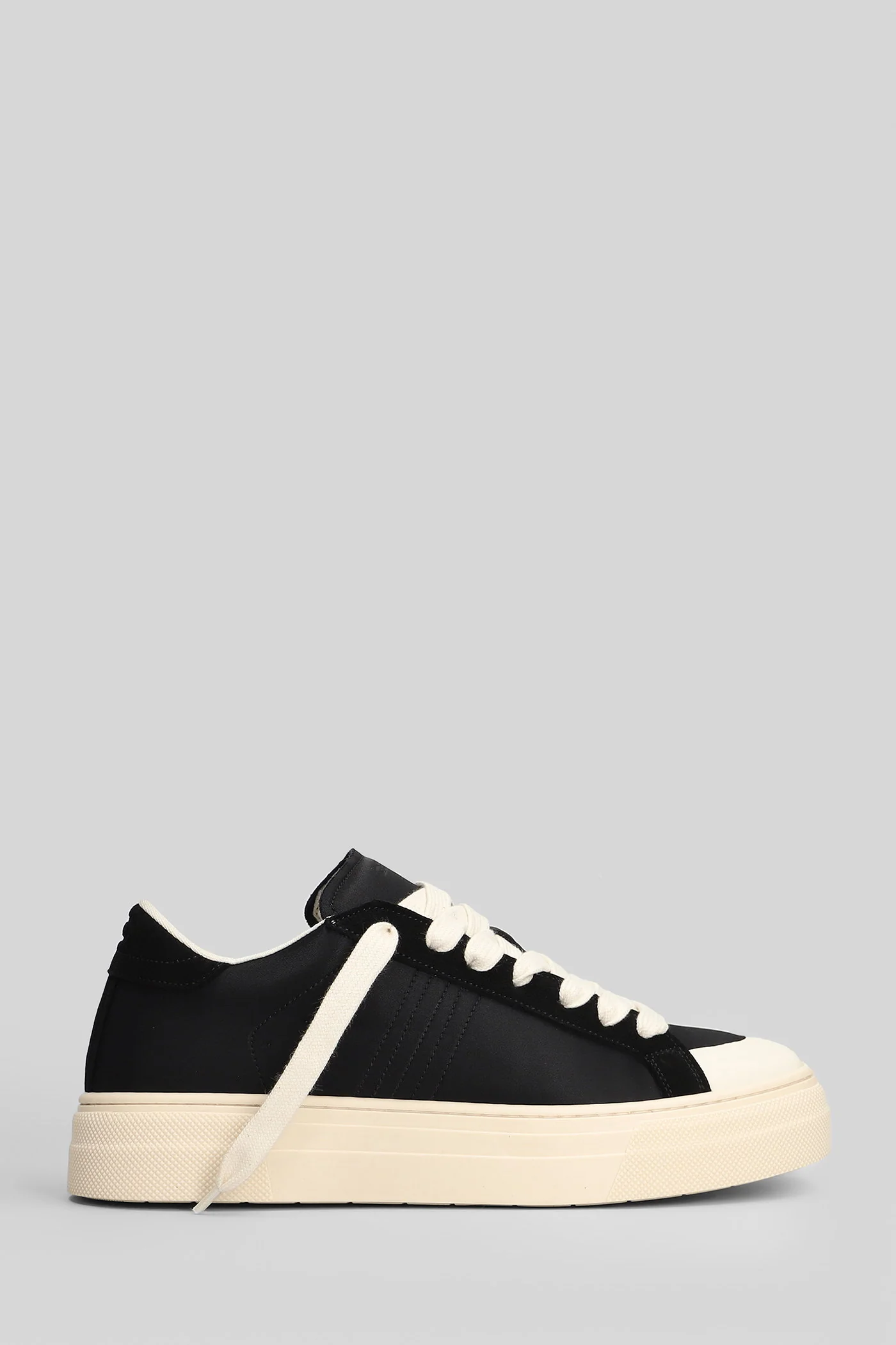 Sneakers in black fabric