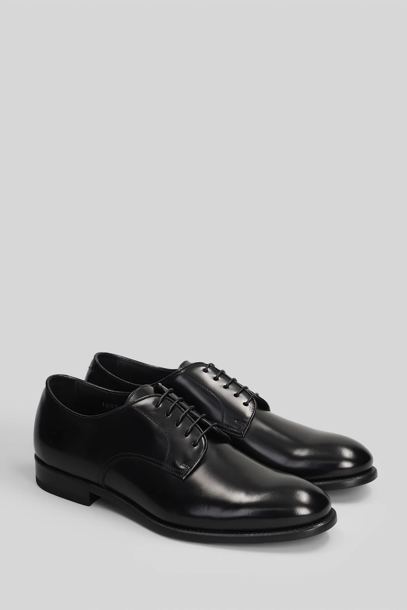 Lace up shoes in black leather - Image 2