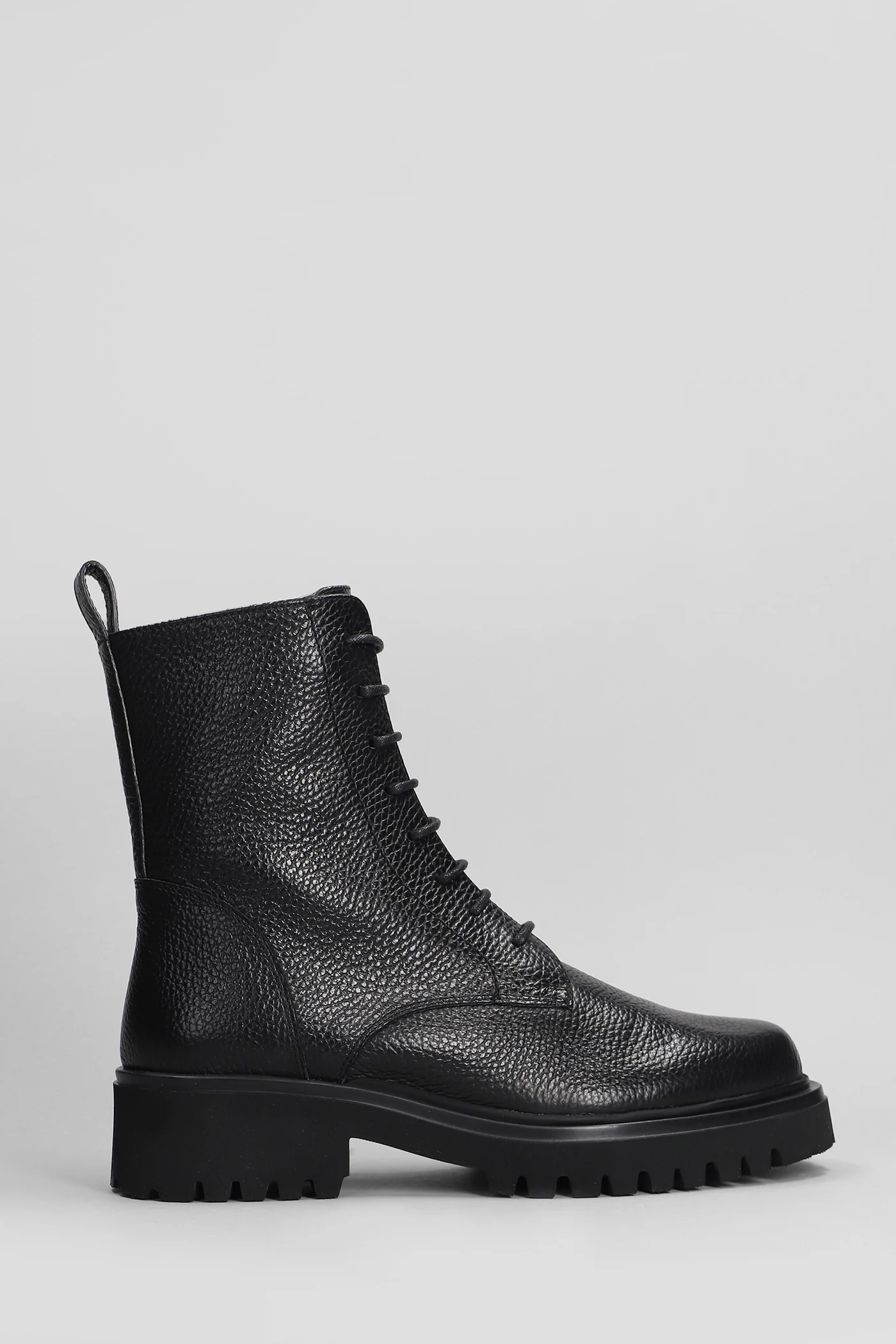 Combat boots in black leather