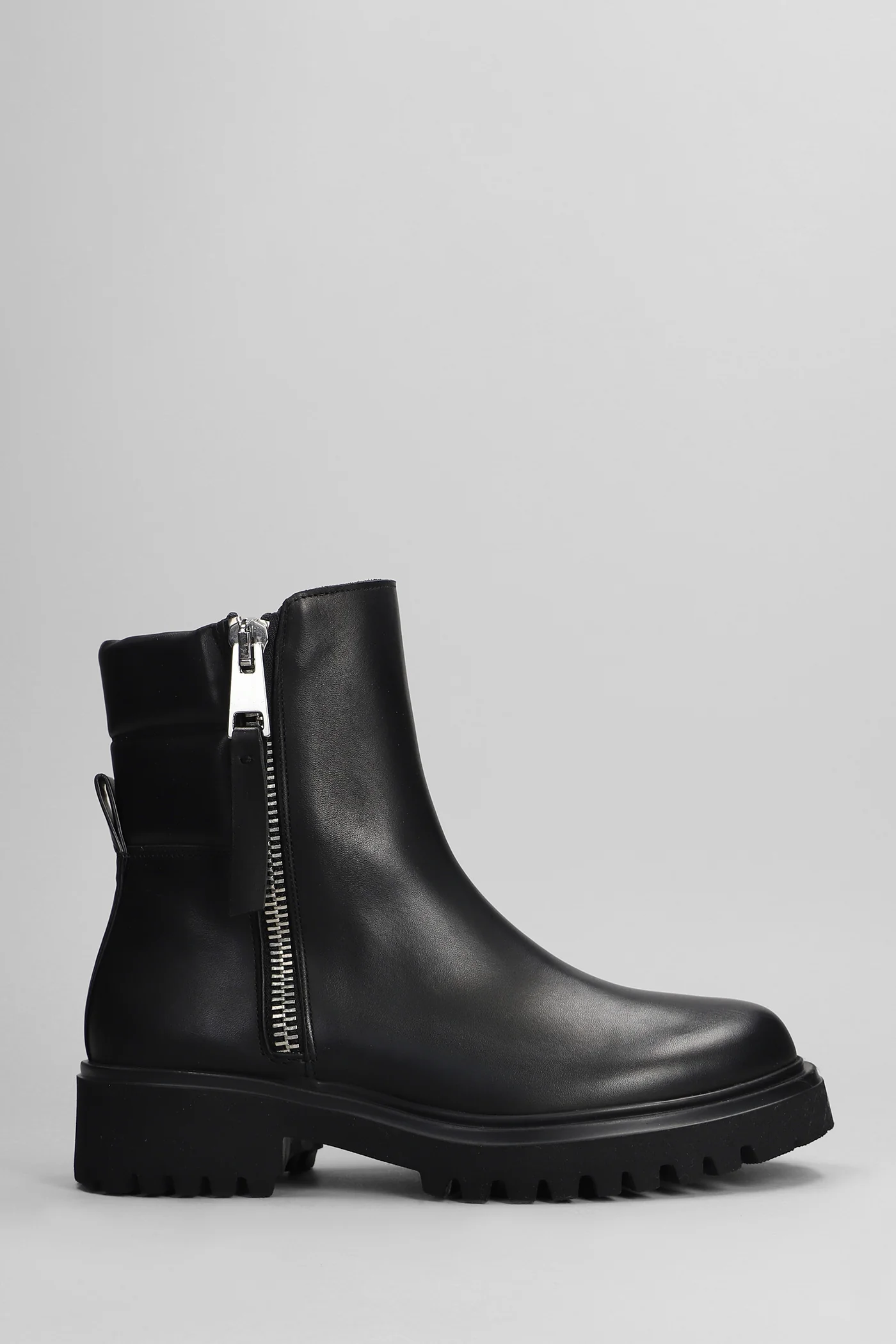 Combat boots in black leather