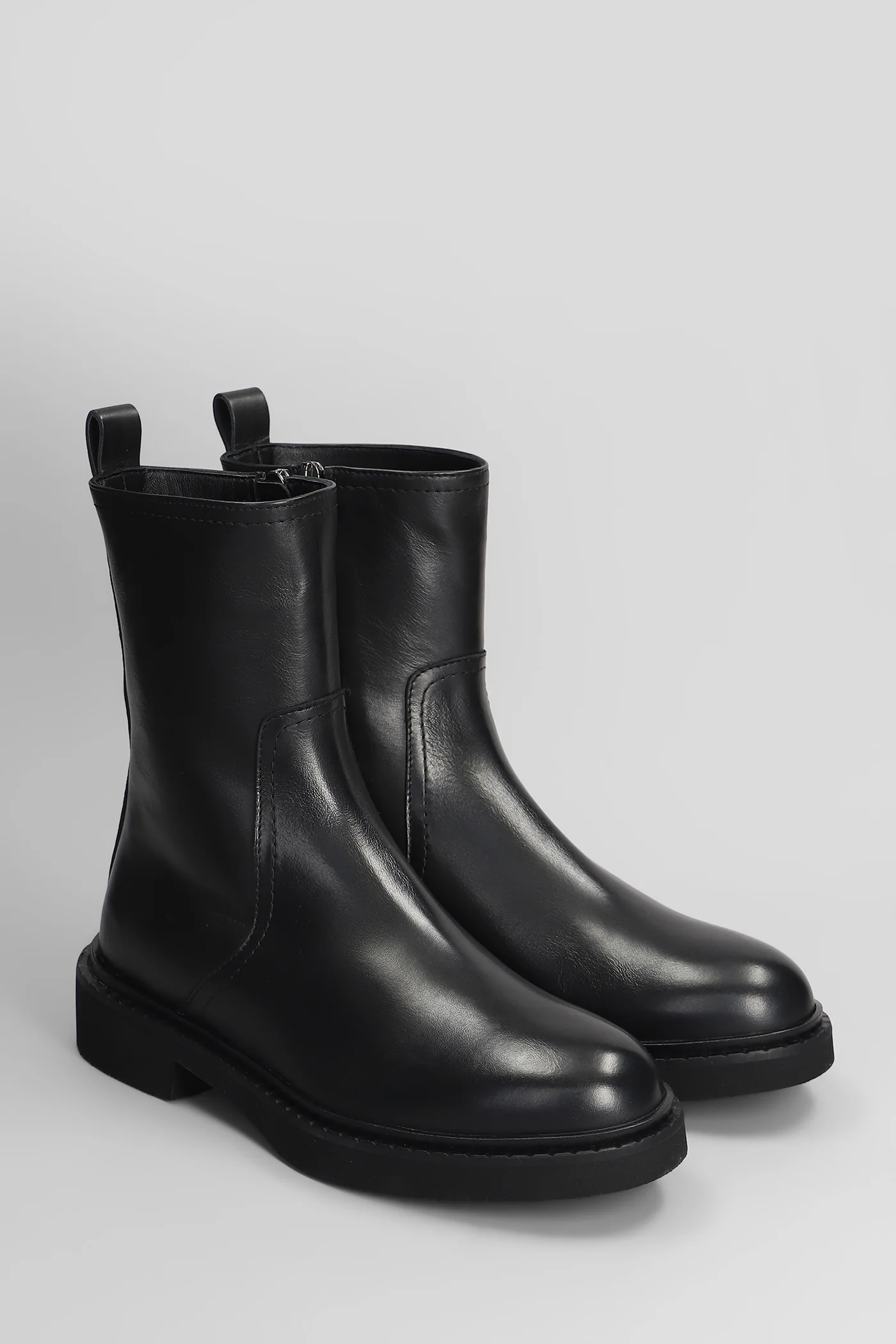 low heels Ankle boots in black leather - Image 2