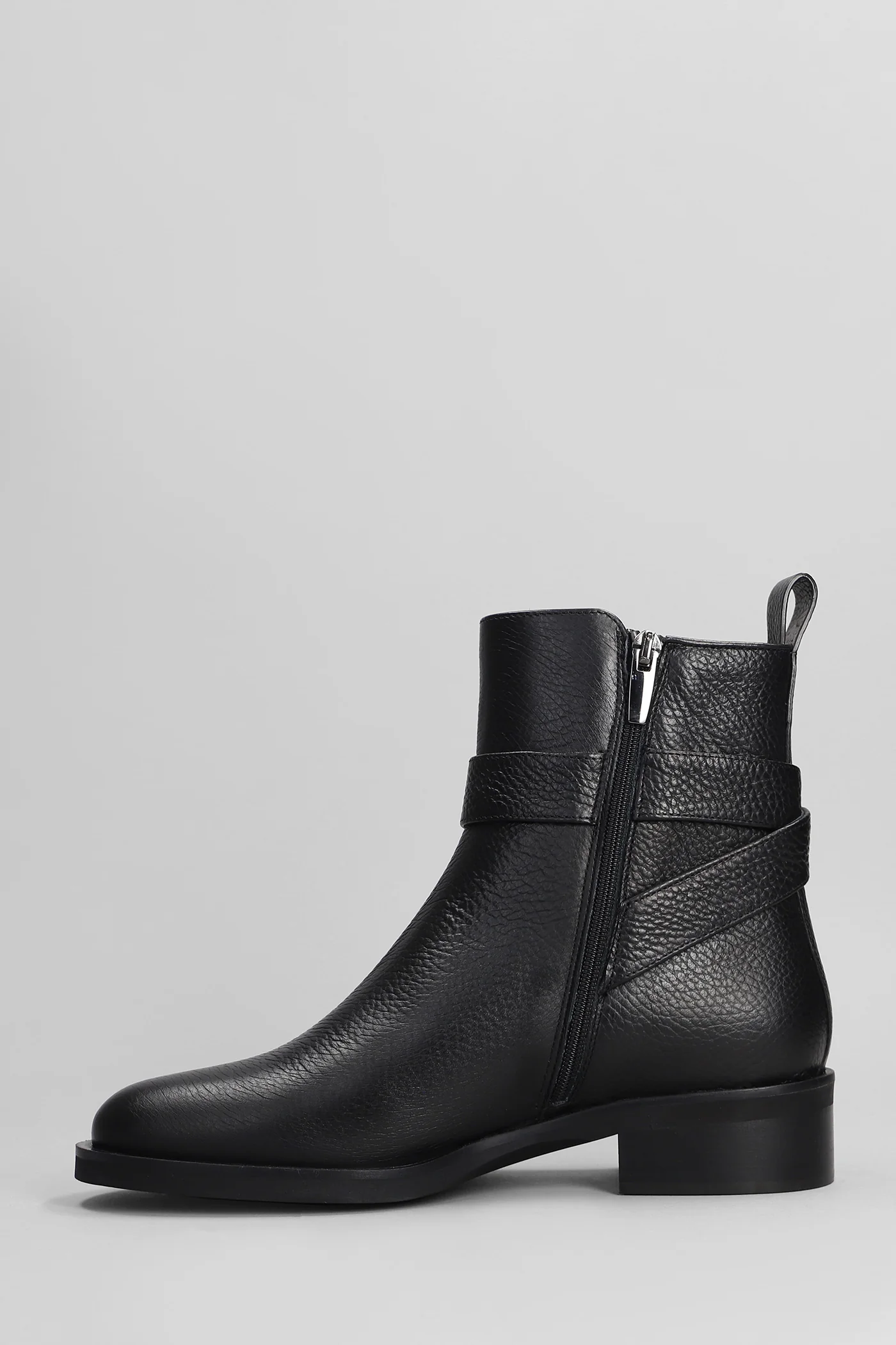 low heels Ankle boots in black leather - Image 3