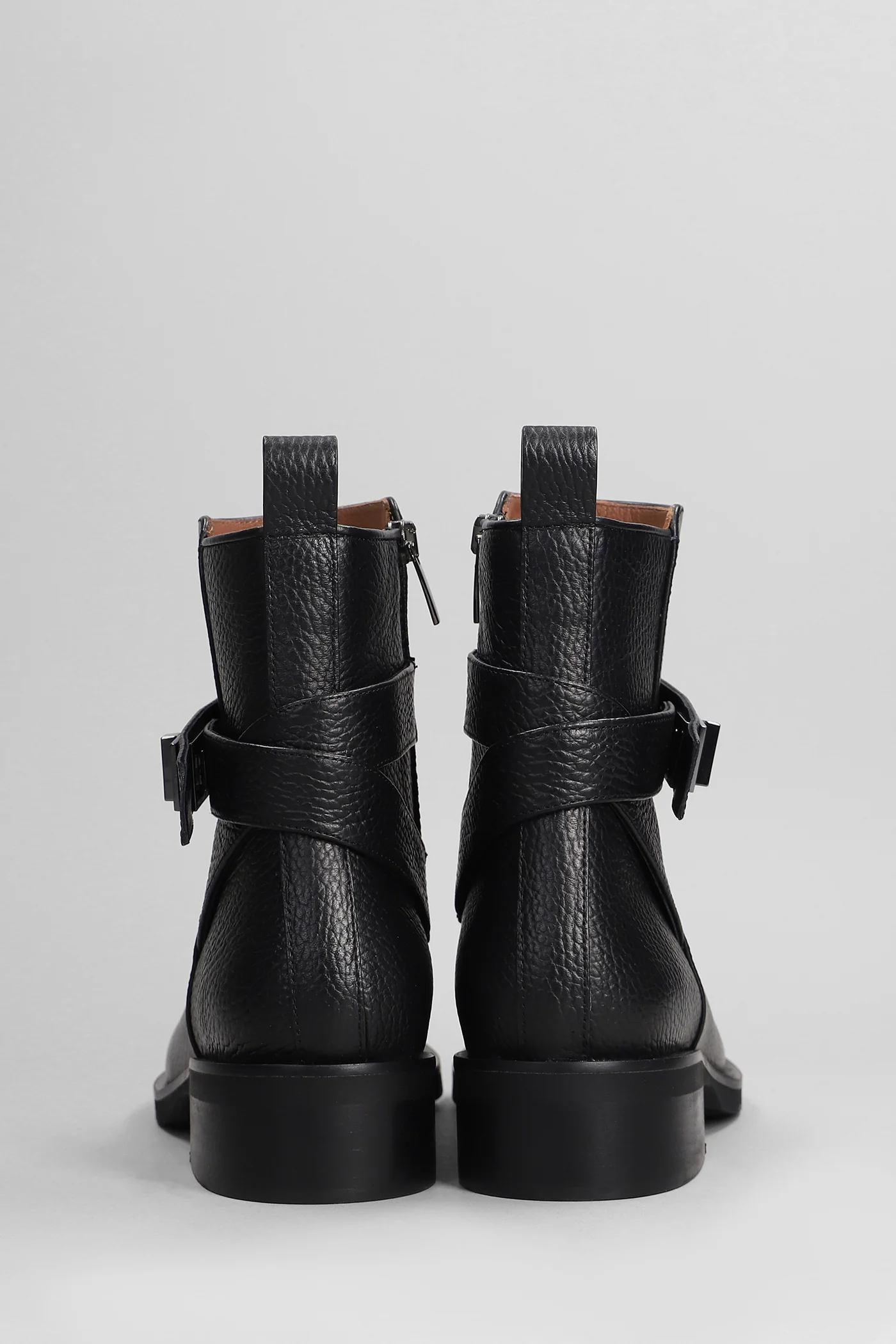 low heels Ankle boots in black leather - Image 4
