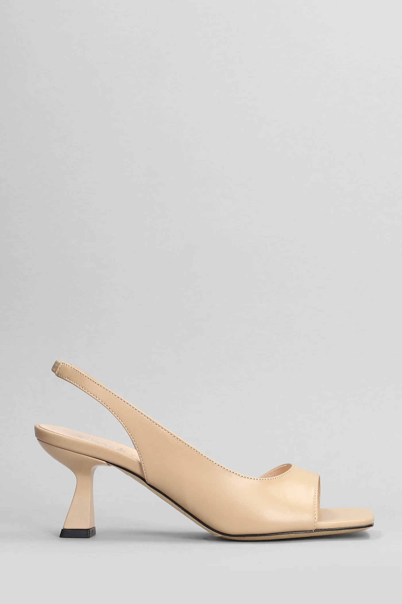 Sandals in powder leather