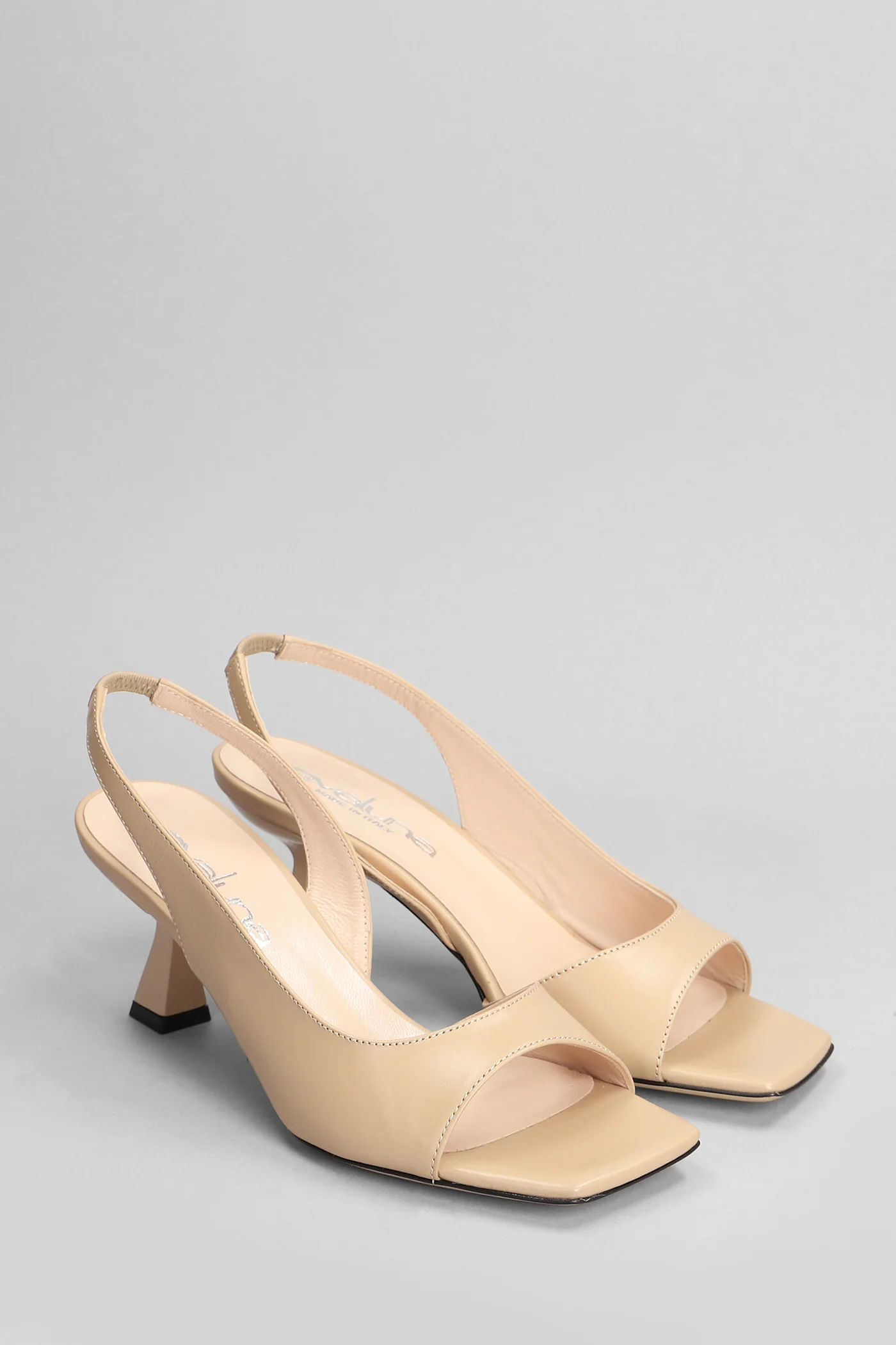 Sandals in powder leather - Image 2