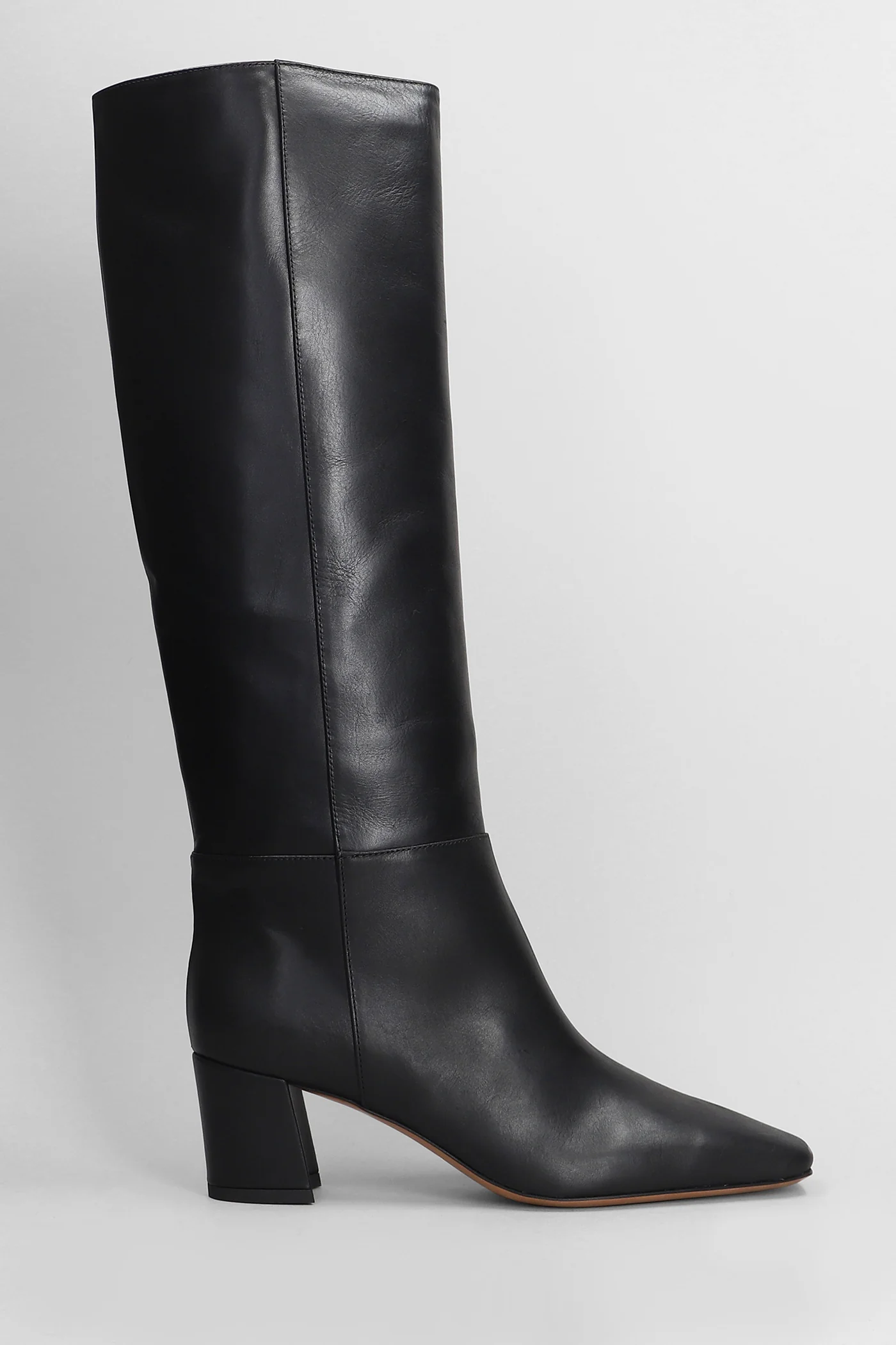 High heels boots in black leather