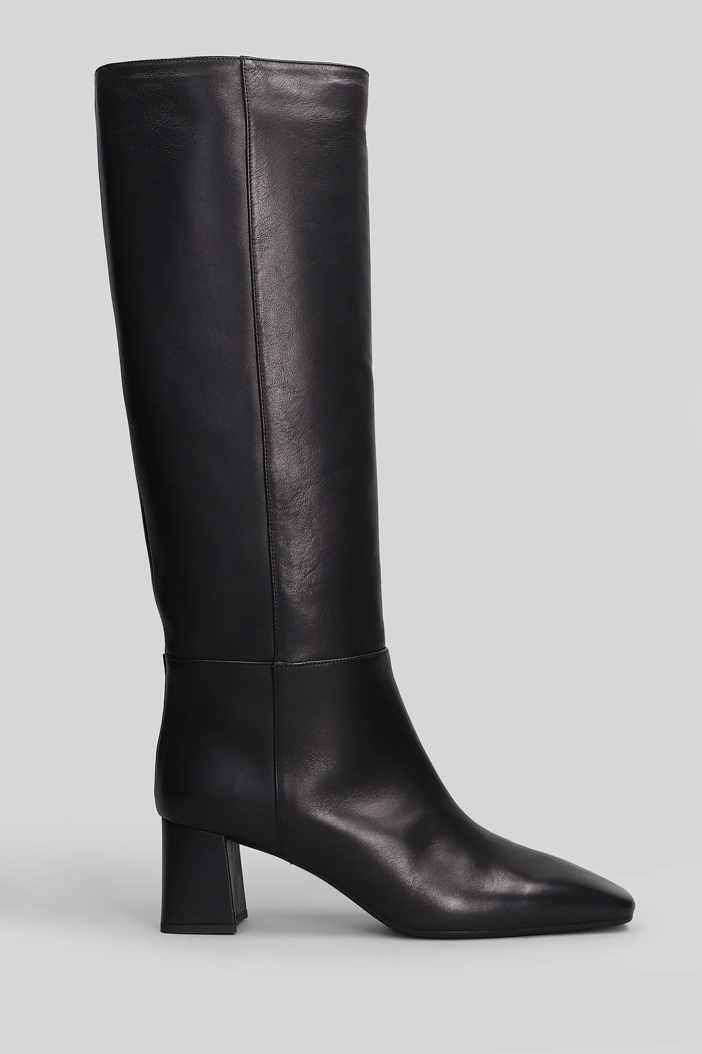 High heels boots in black leather