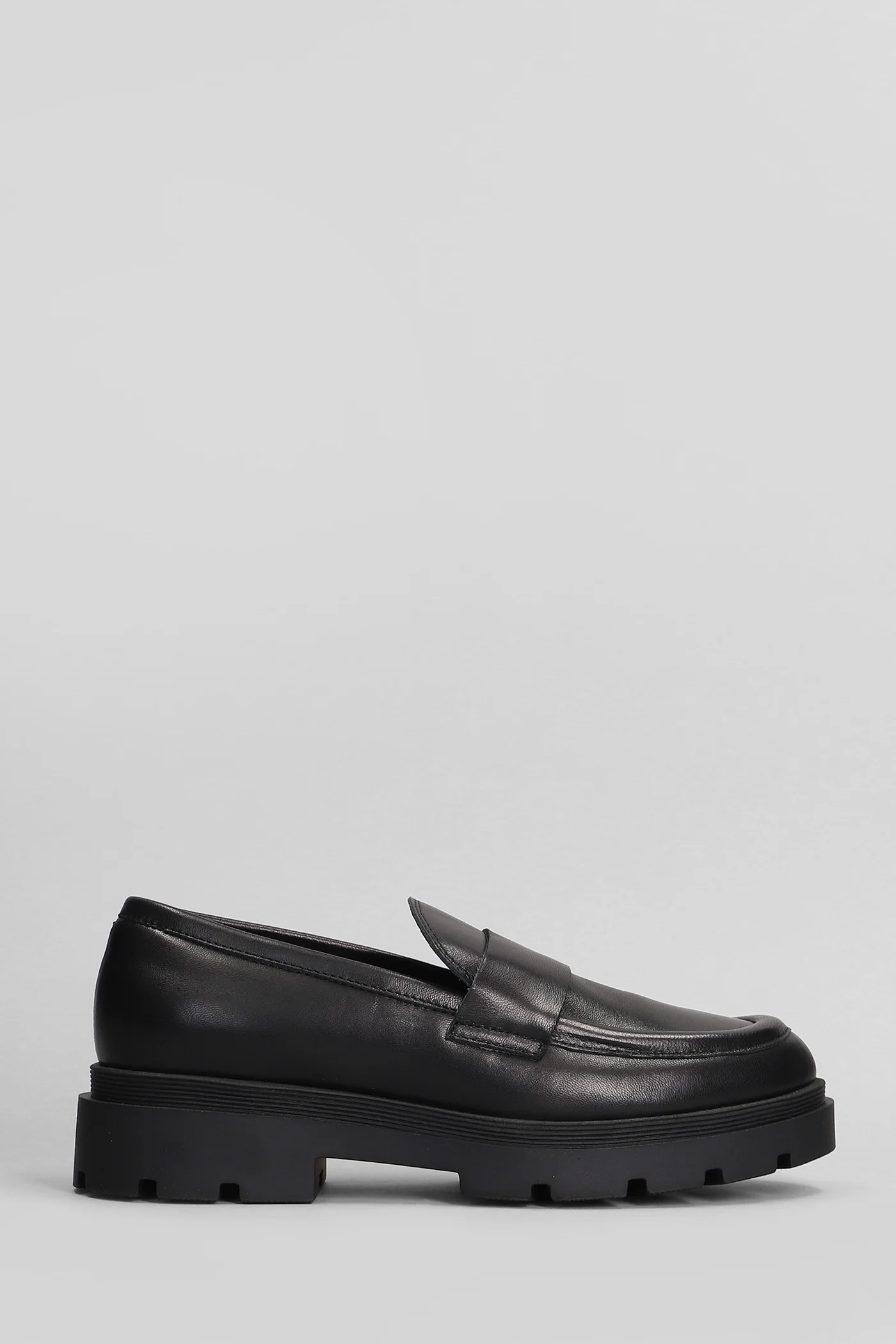 Loafers in black leather