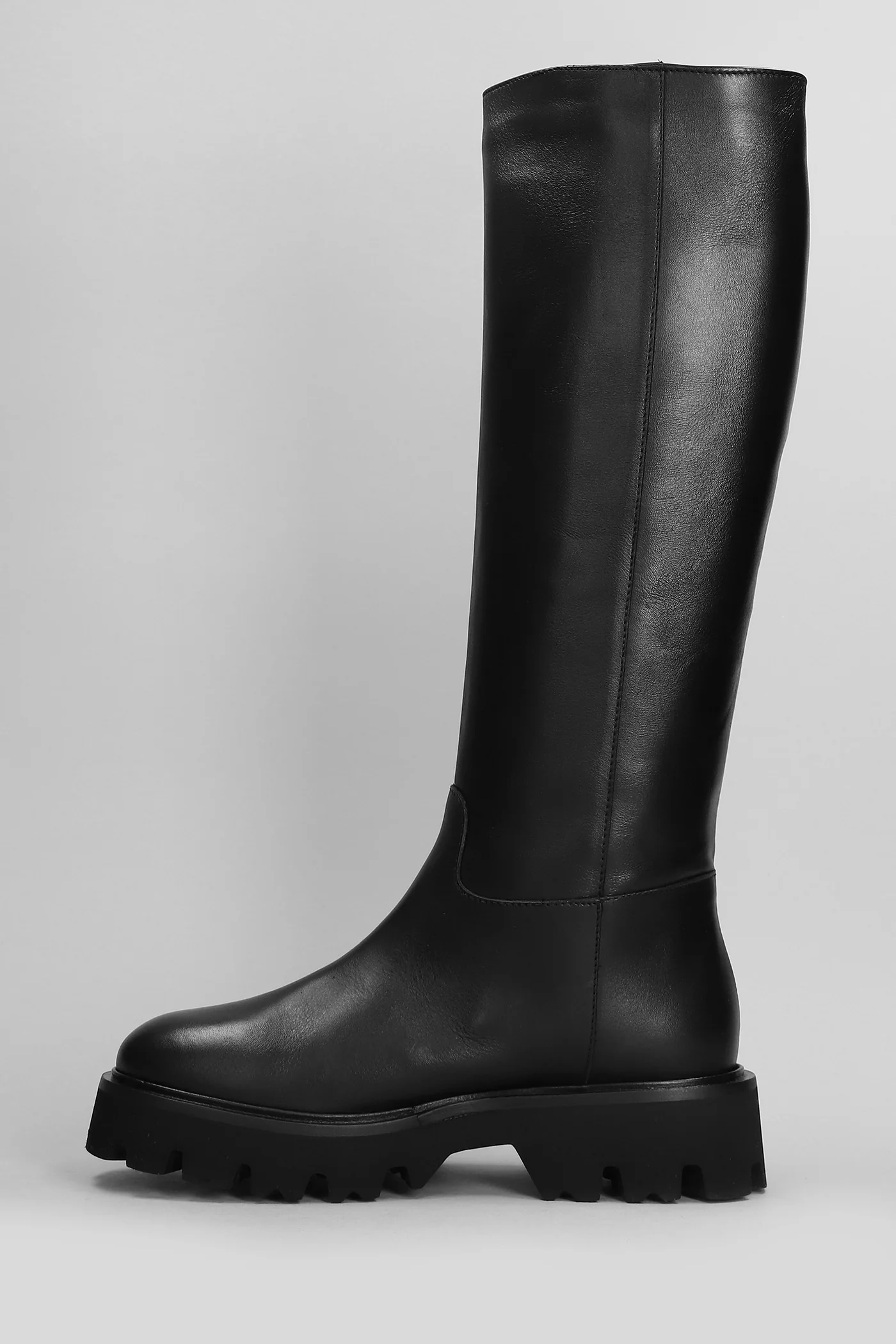 low heels boots in black leather - Image 3