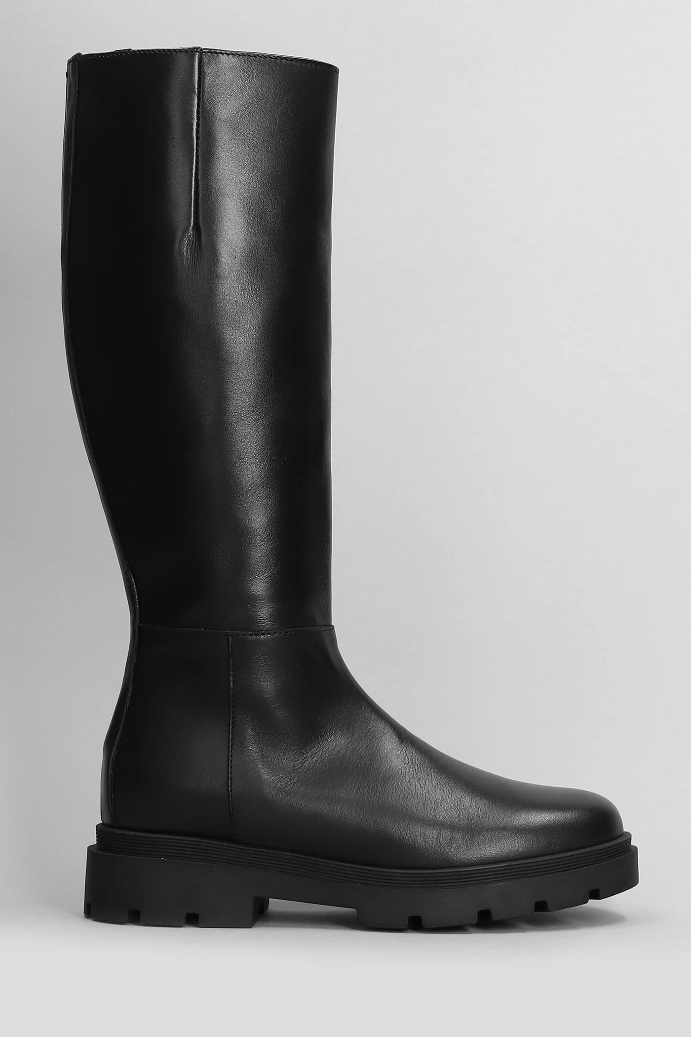 low heels boots in black leather