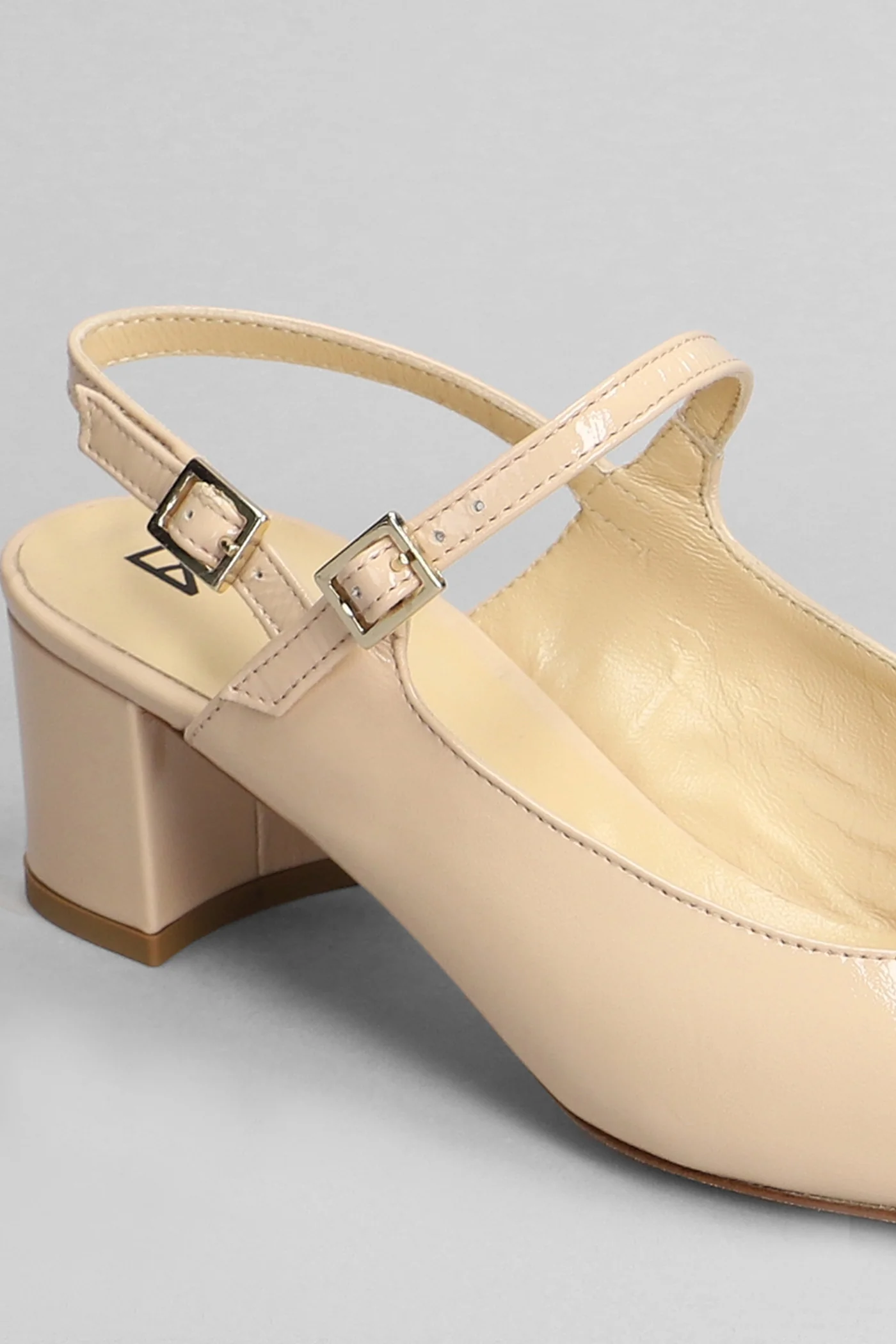 Pumps in powder patent leather - Image 5