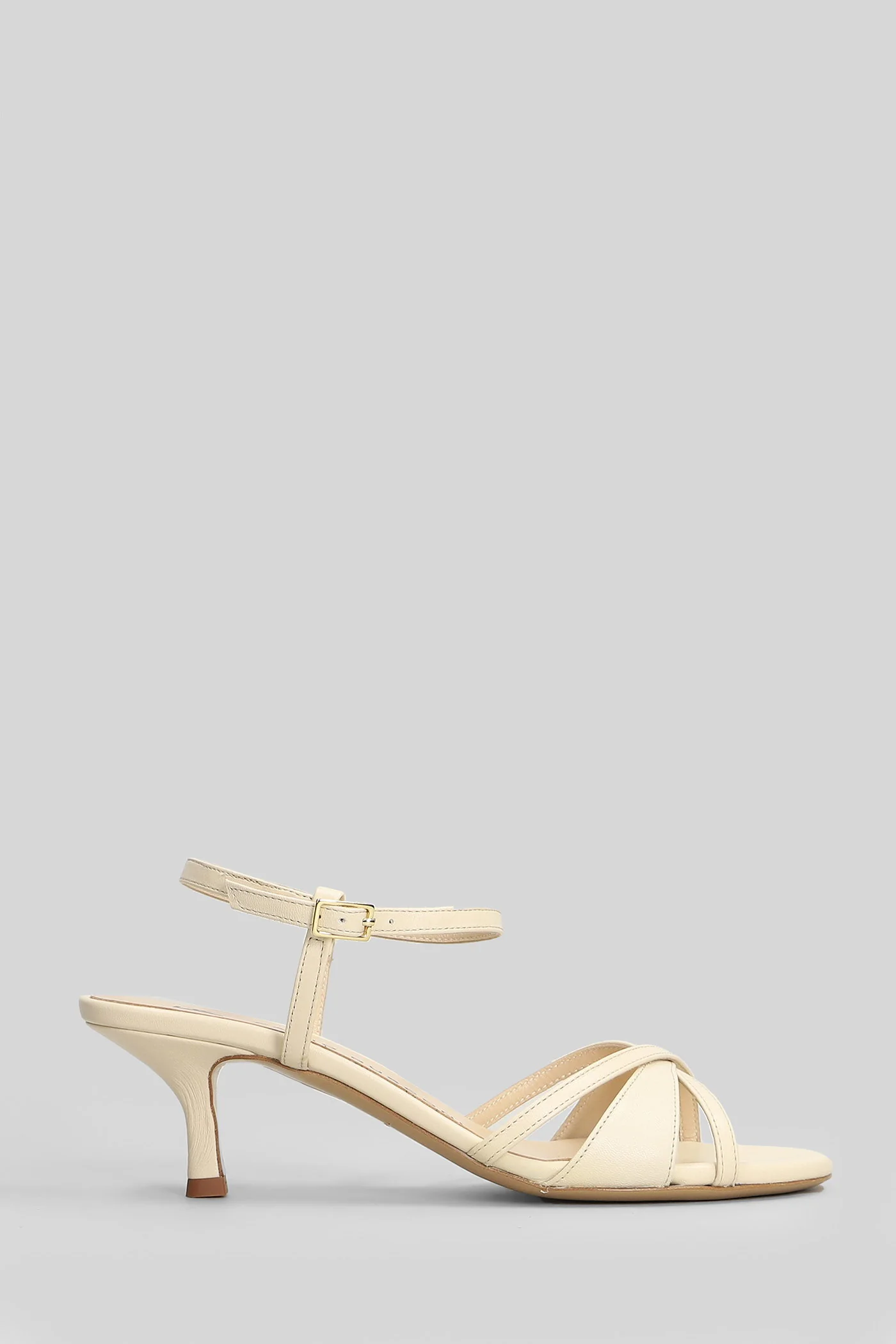 Sandals in beige leather