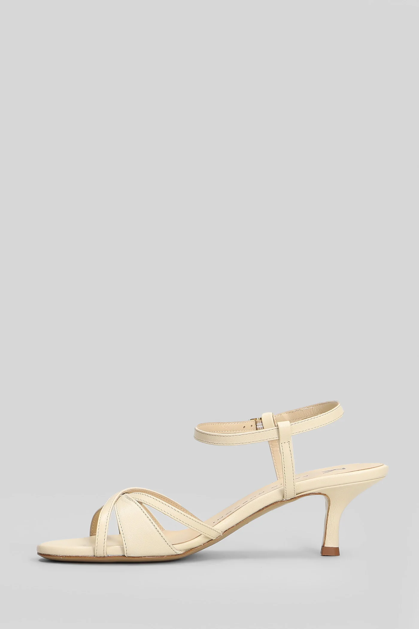 Sandals in beige leather - Image 3