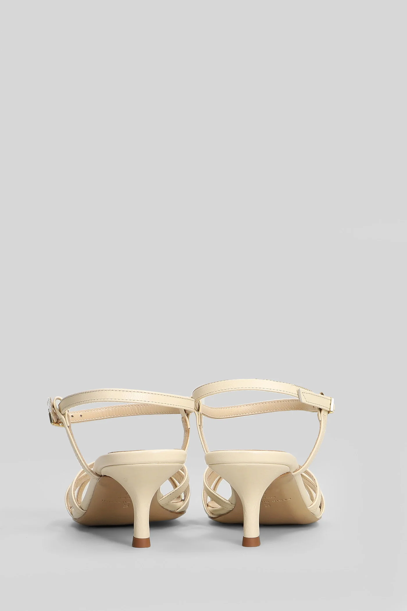 Sandals in beige leather - Image 4