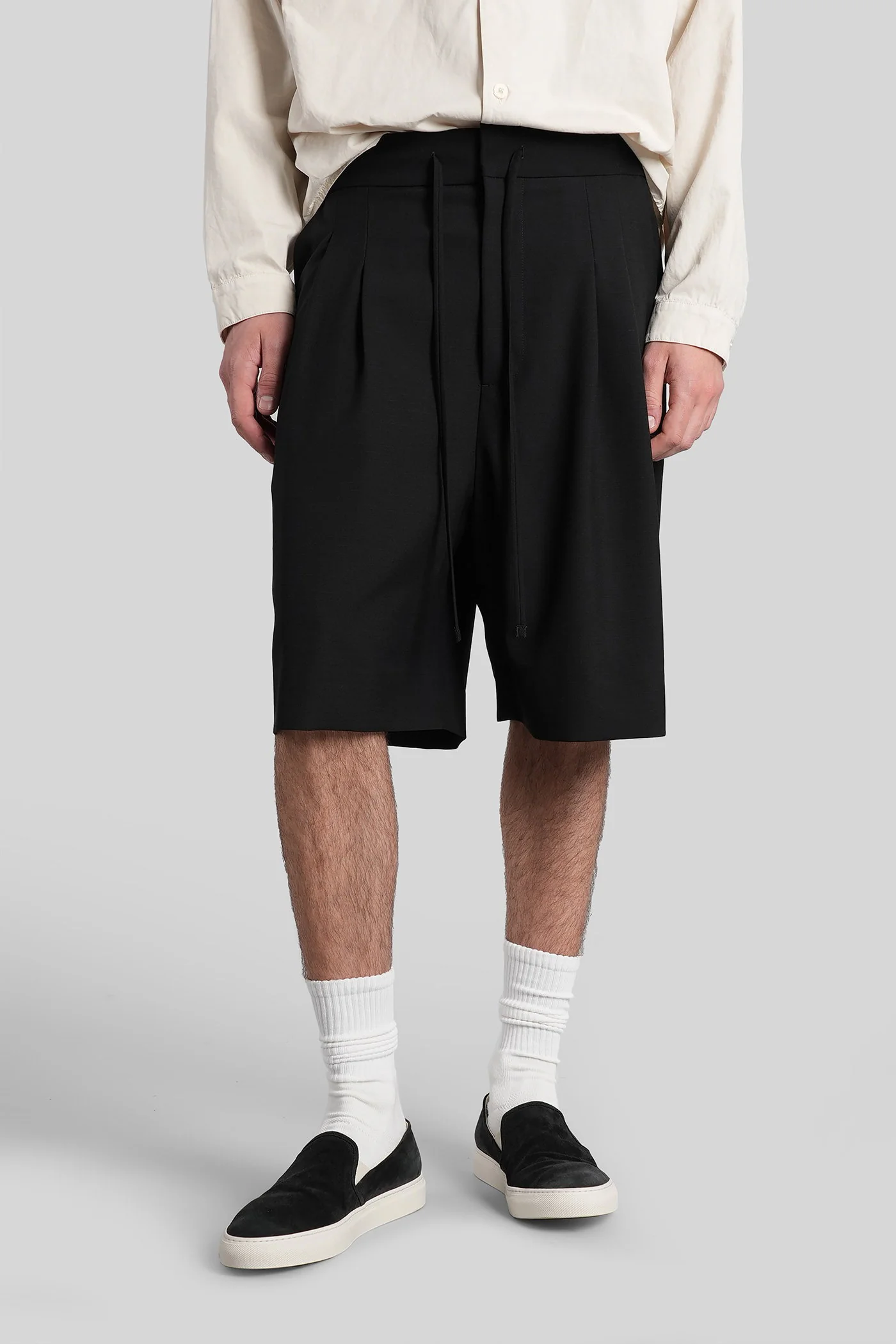 Shorts in black wool