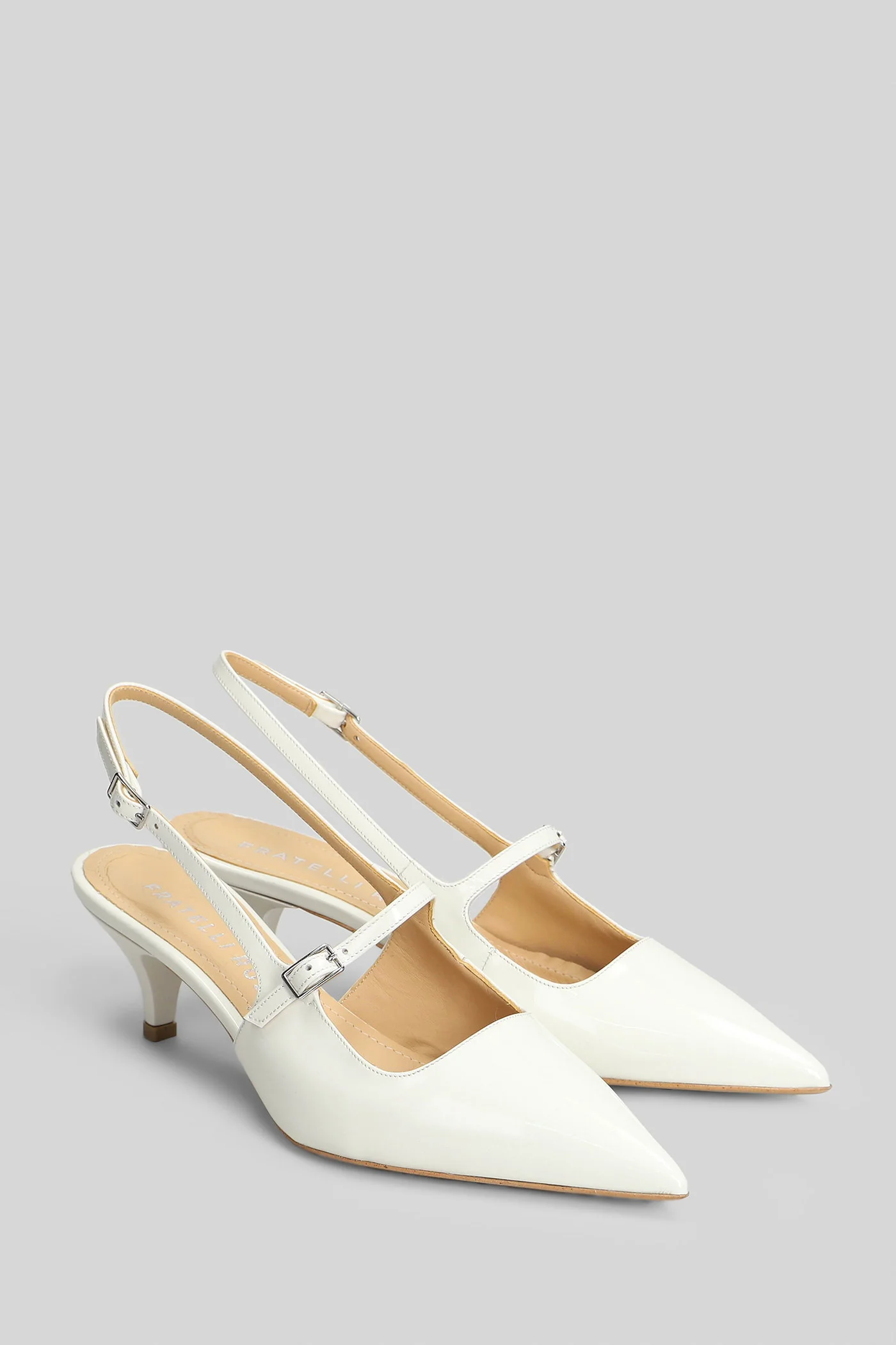 Pumps in beige patent leather - Image 2