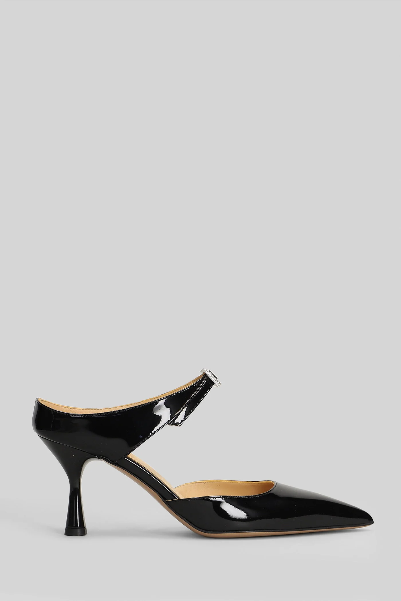 Pumps in black patent leather