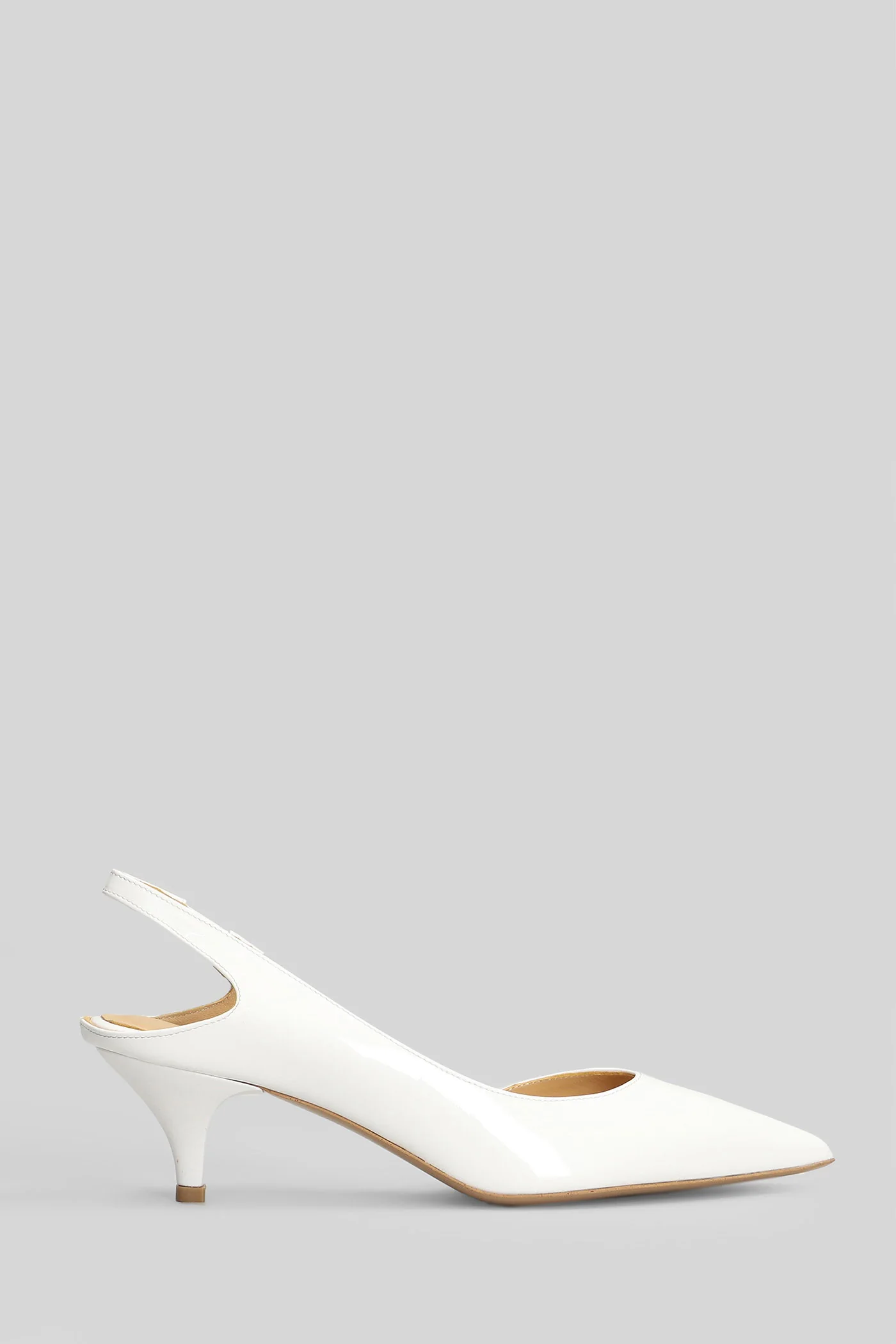 Pumps in white patent leather