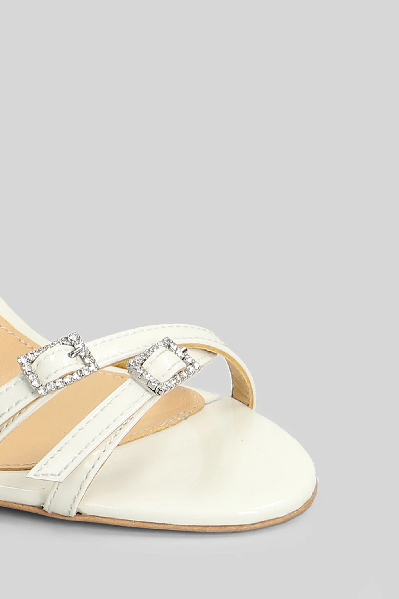 Sandals in beige patent leather - Image 5