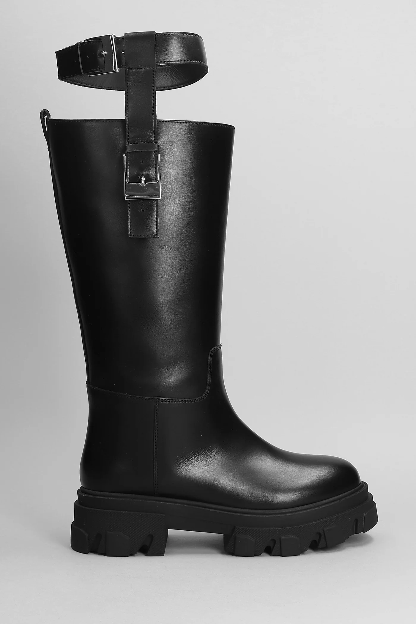 Themis low heels boots in black leather