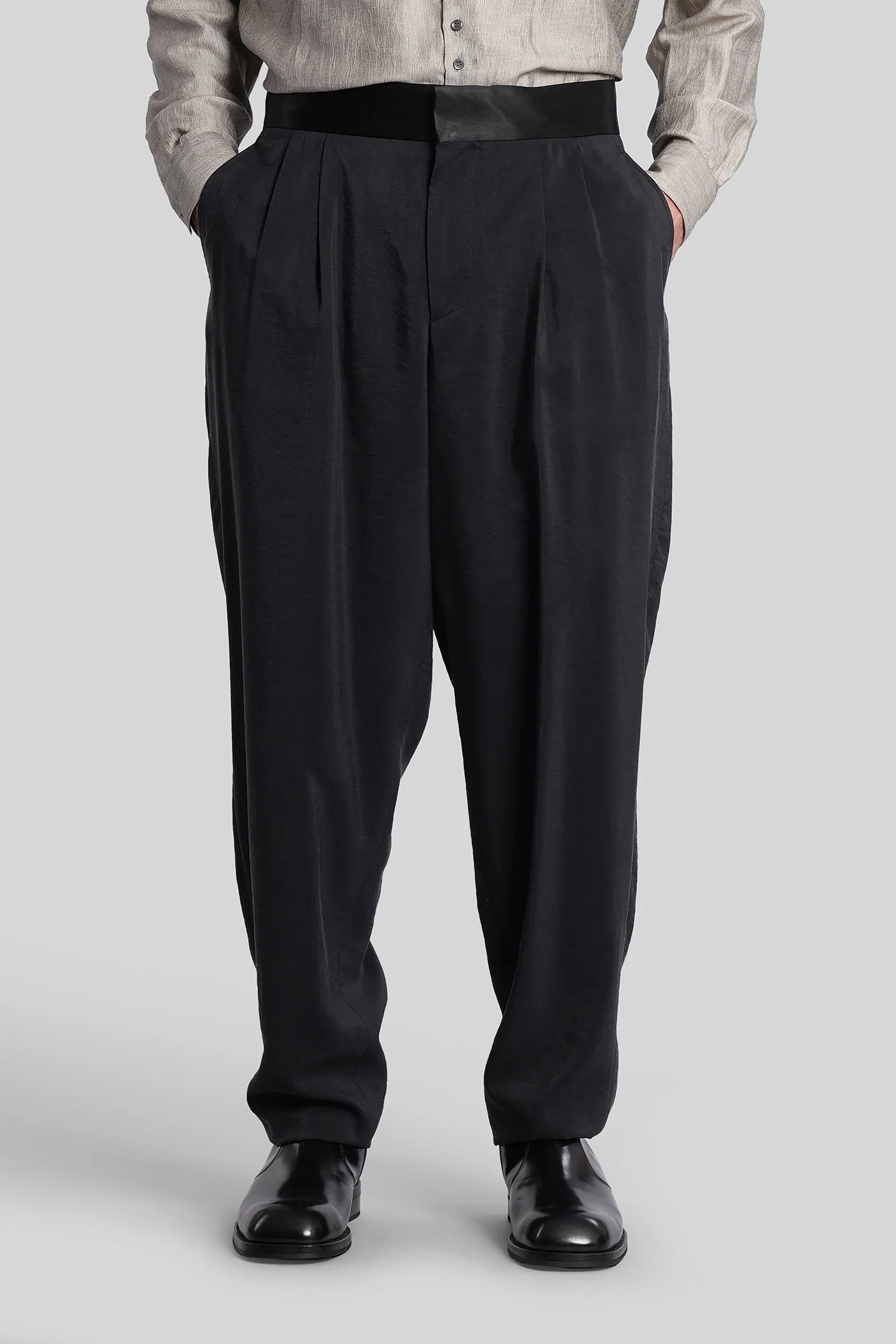 Pants in black silk