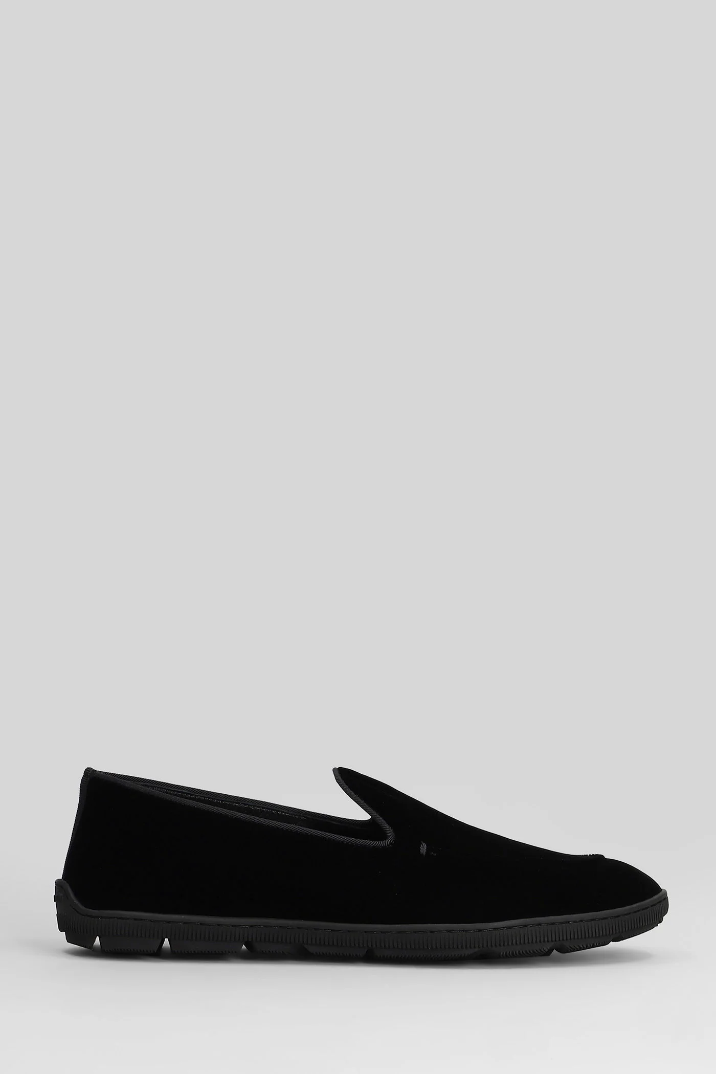 Sneakers in black velvet