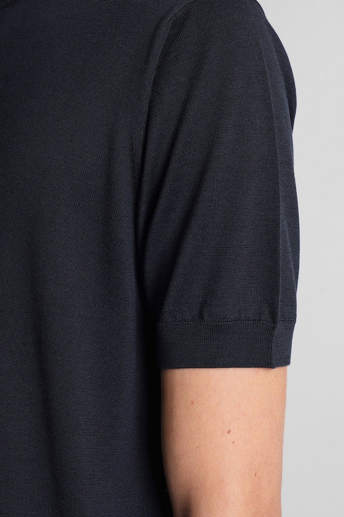 T-Shirt in blue silk - Image 5