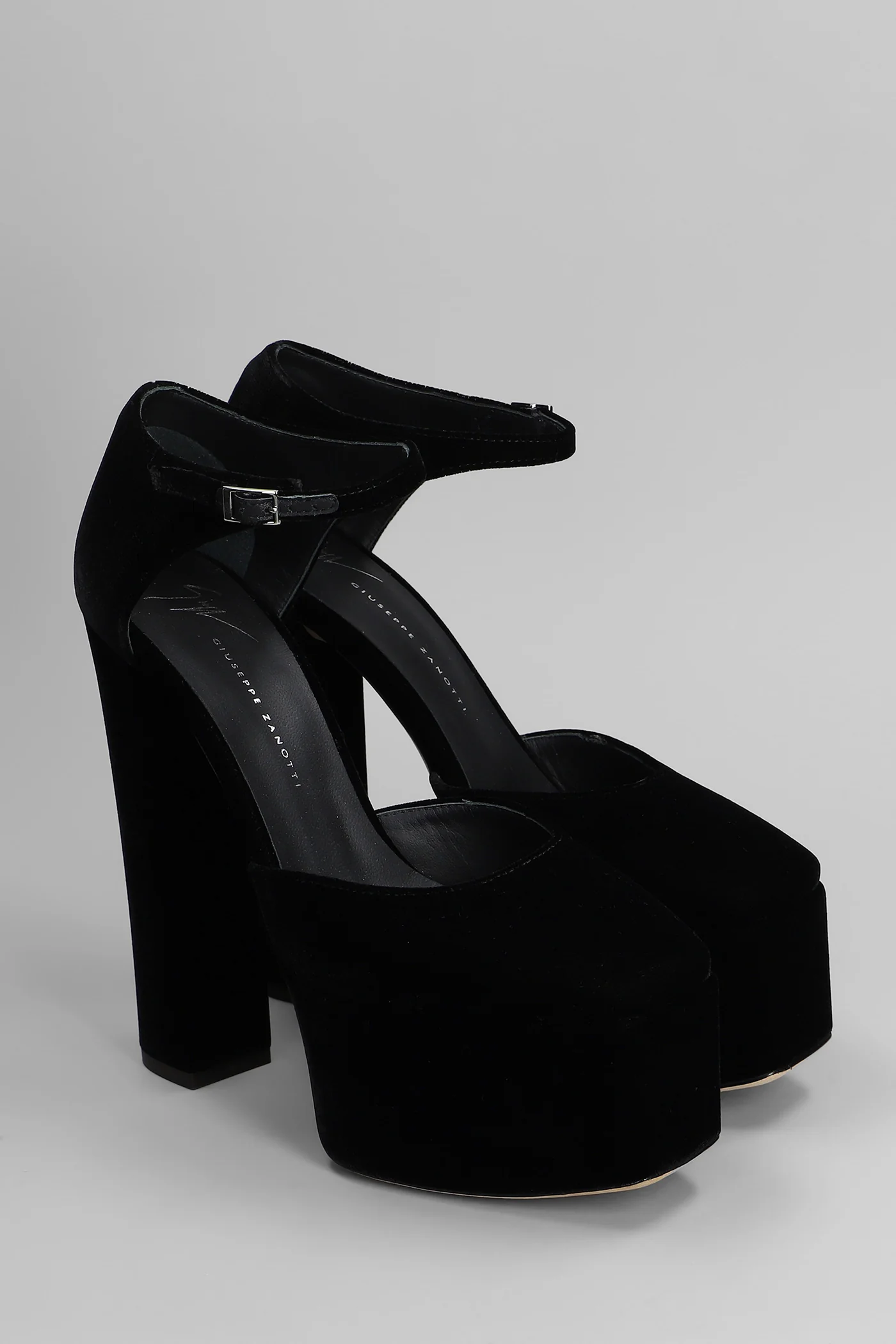 Bebe Pumps in black velvet - Image 2