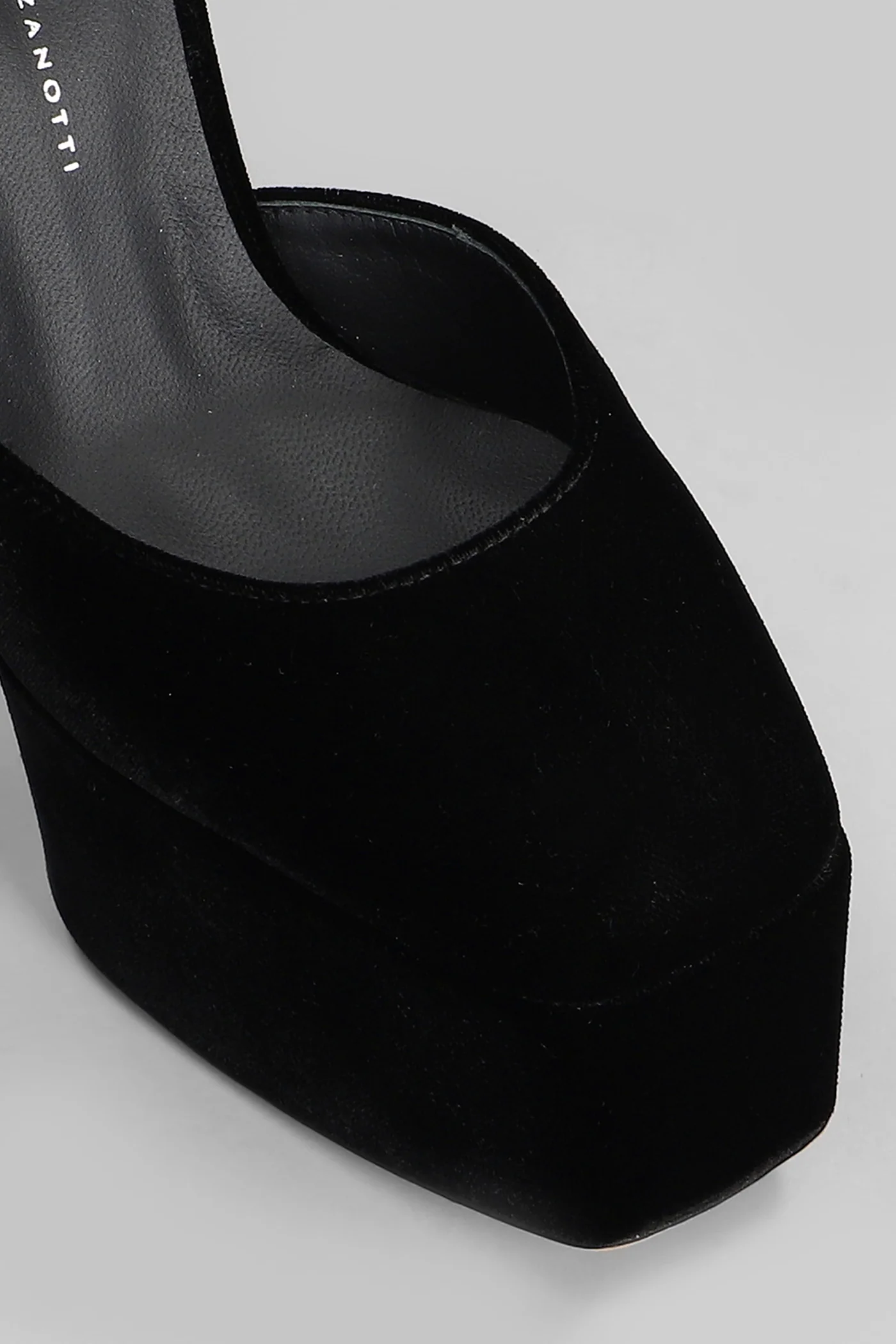 Bebe Pumps in black velvet - Image 5