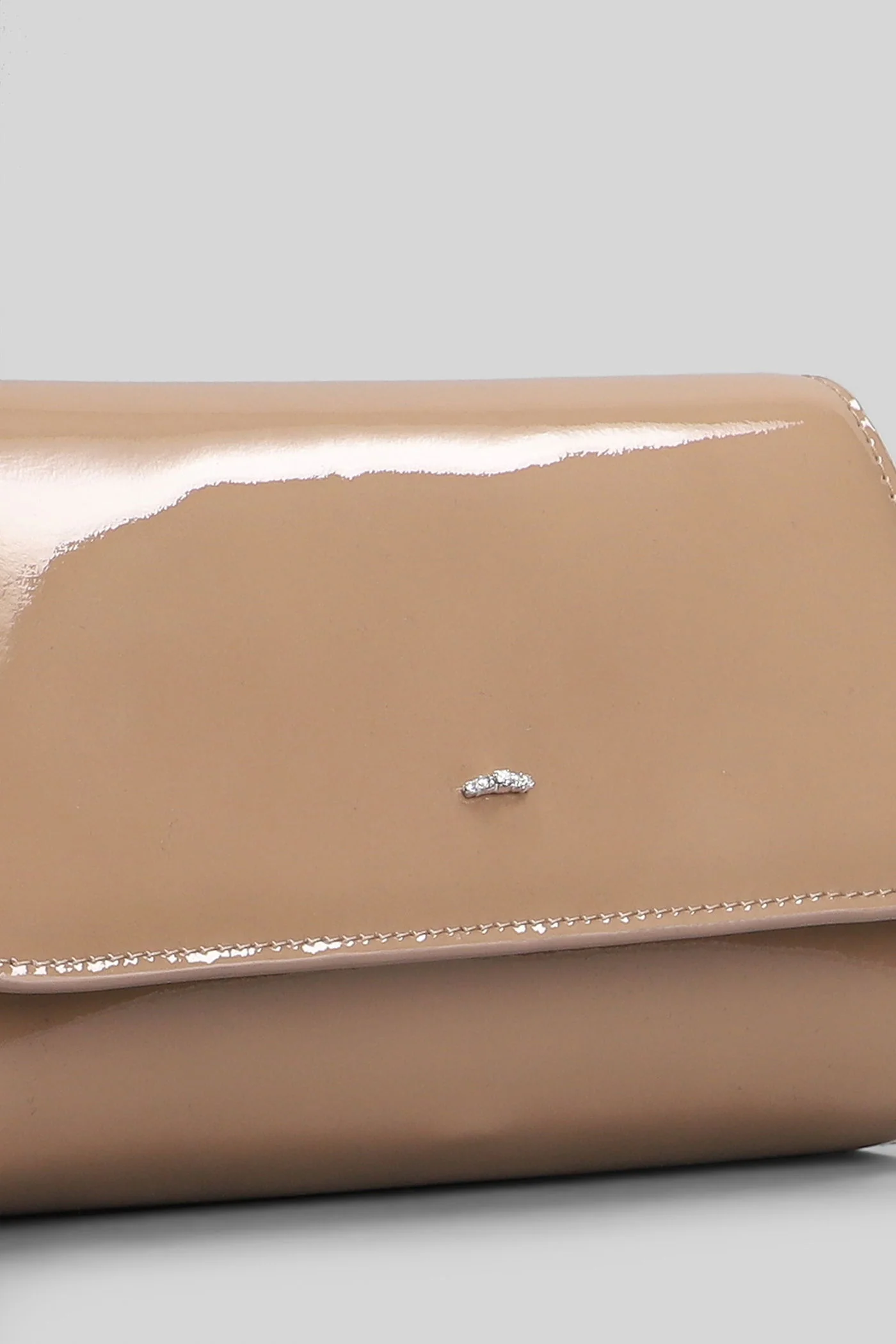 Cleopatra Clutch in powder patent leather - Image 4