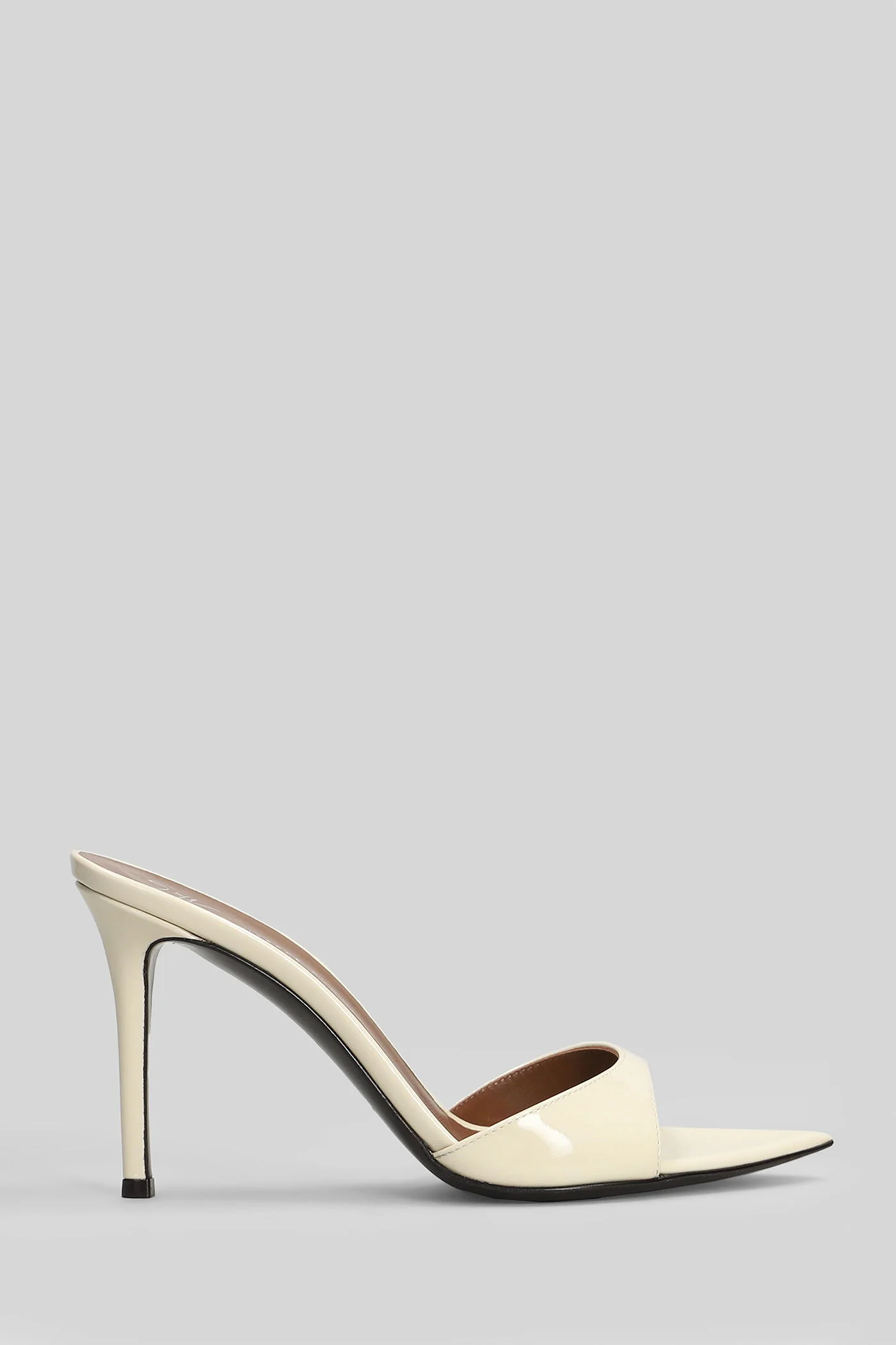 Intriigo Sandals in beige patent leather