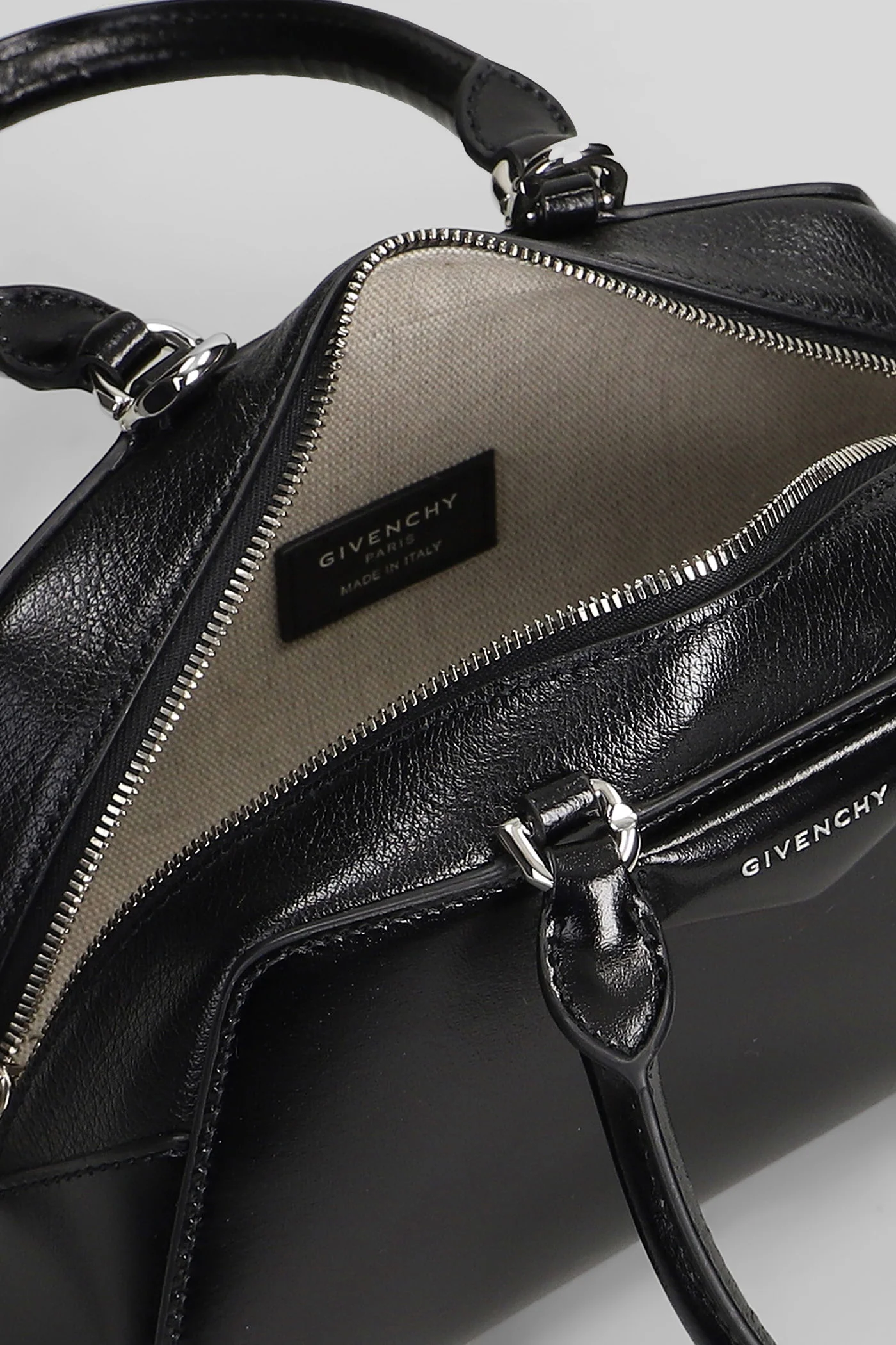 Antigona ew mini Shoulder bag in black leather - Image 4