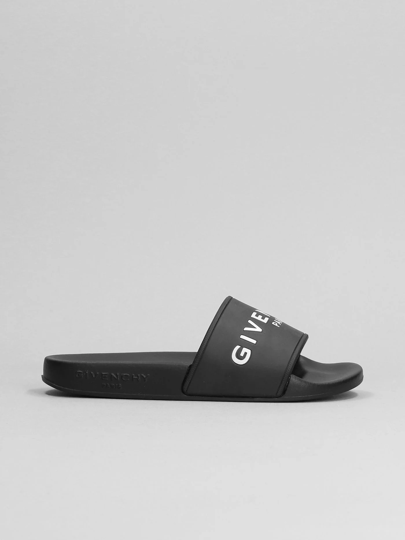 Flats in black rubber/plasic