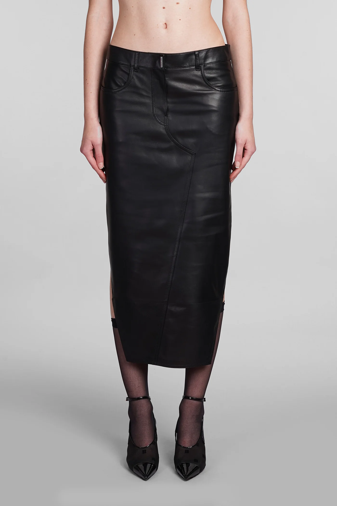 Skirt in black leather