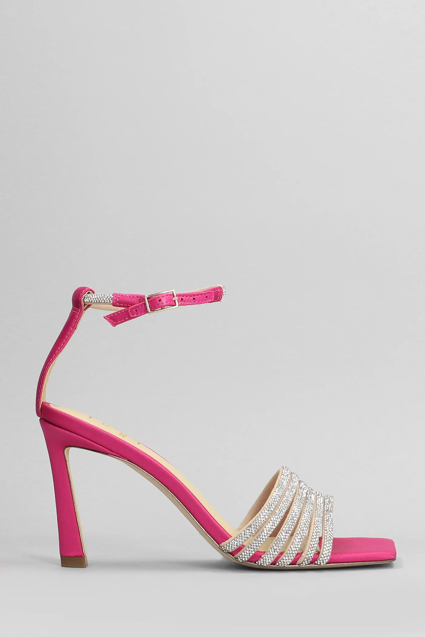 Vuni Sandals in fuxia satin
