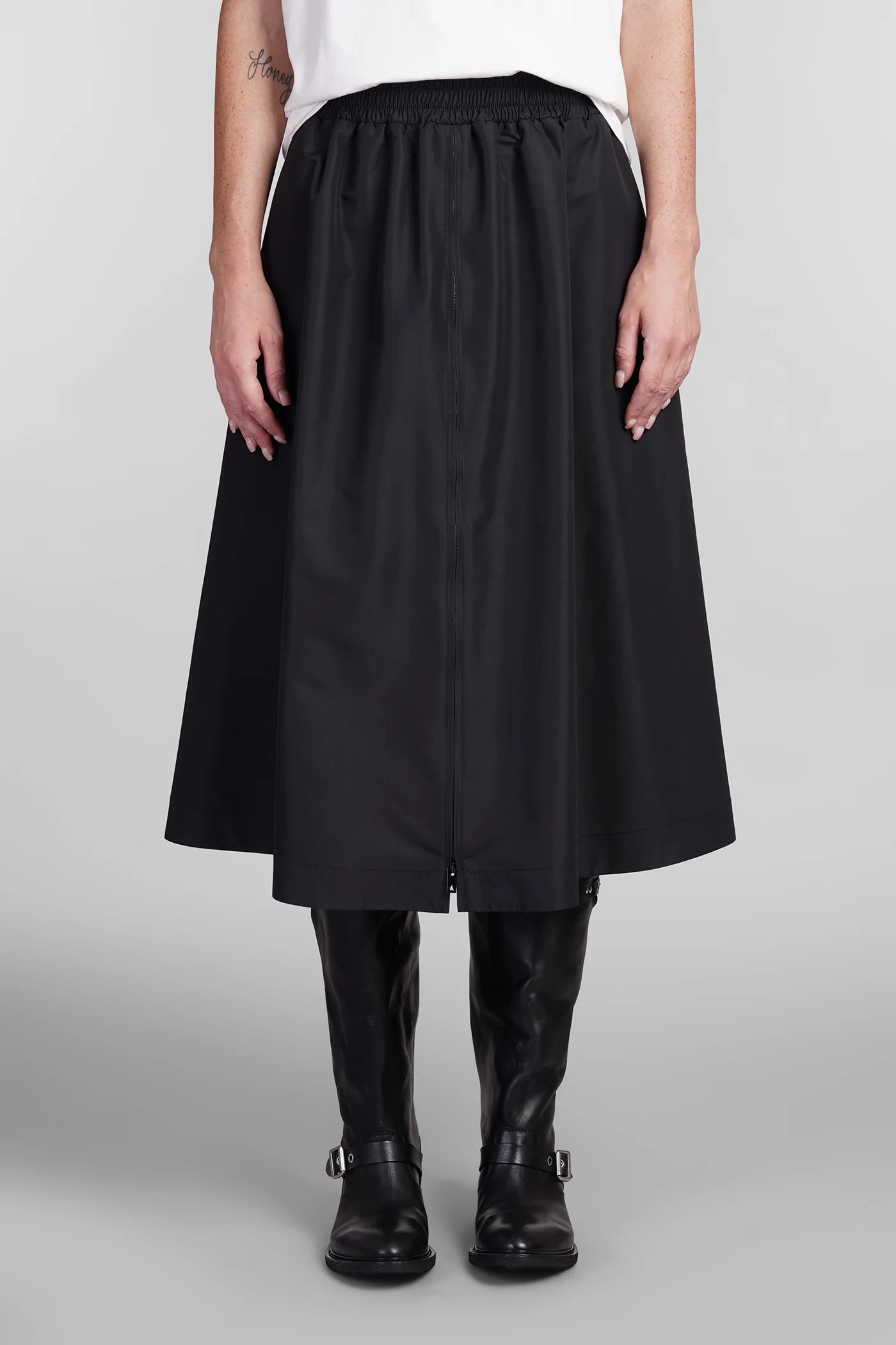 Skirt in black polyester