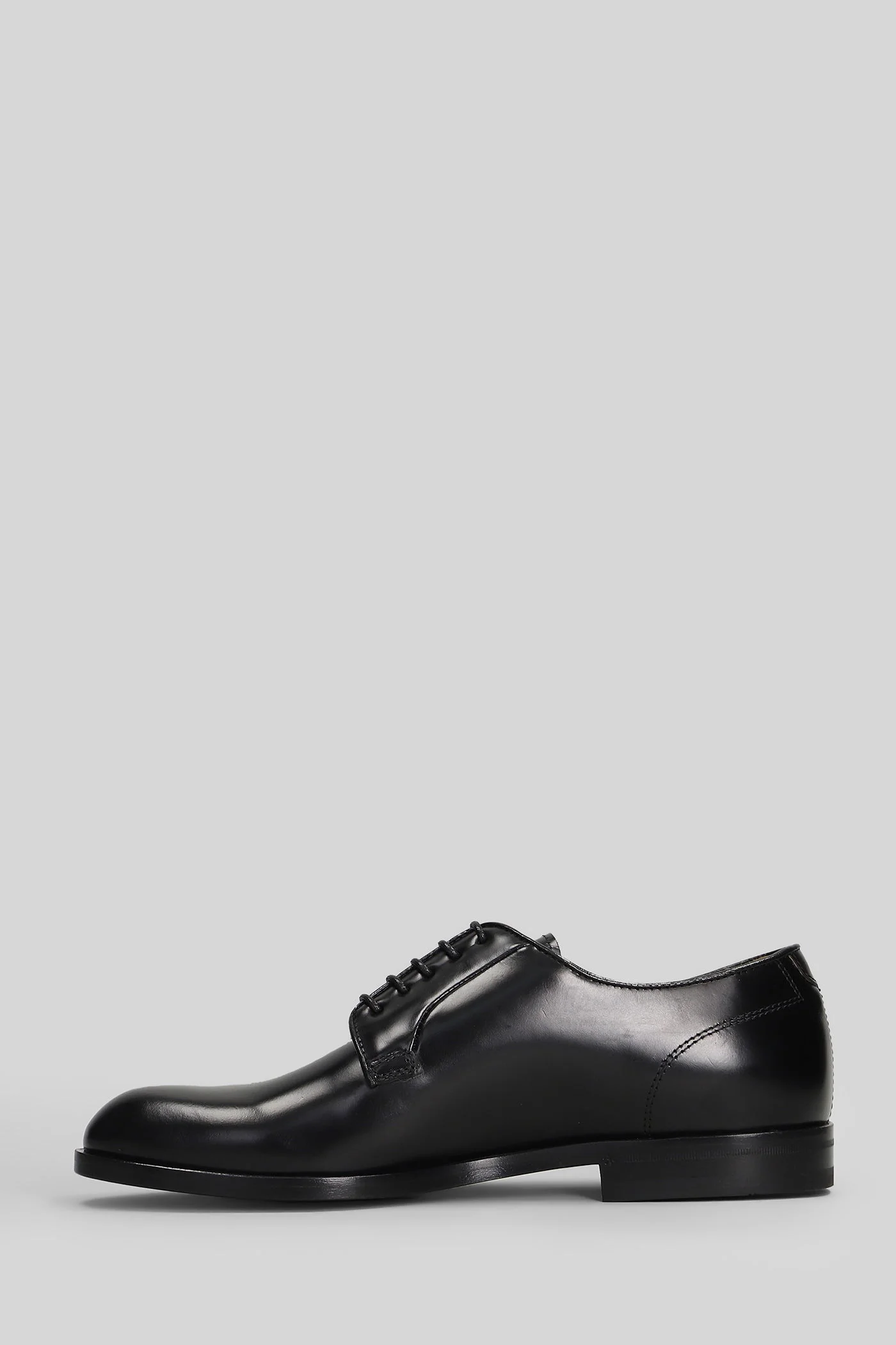 Lace up shoes in black leather - Image 3